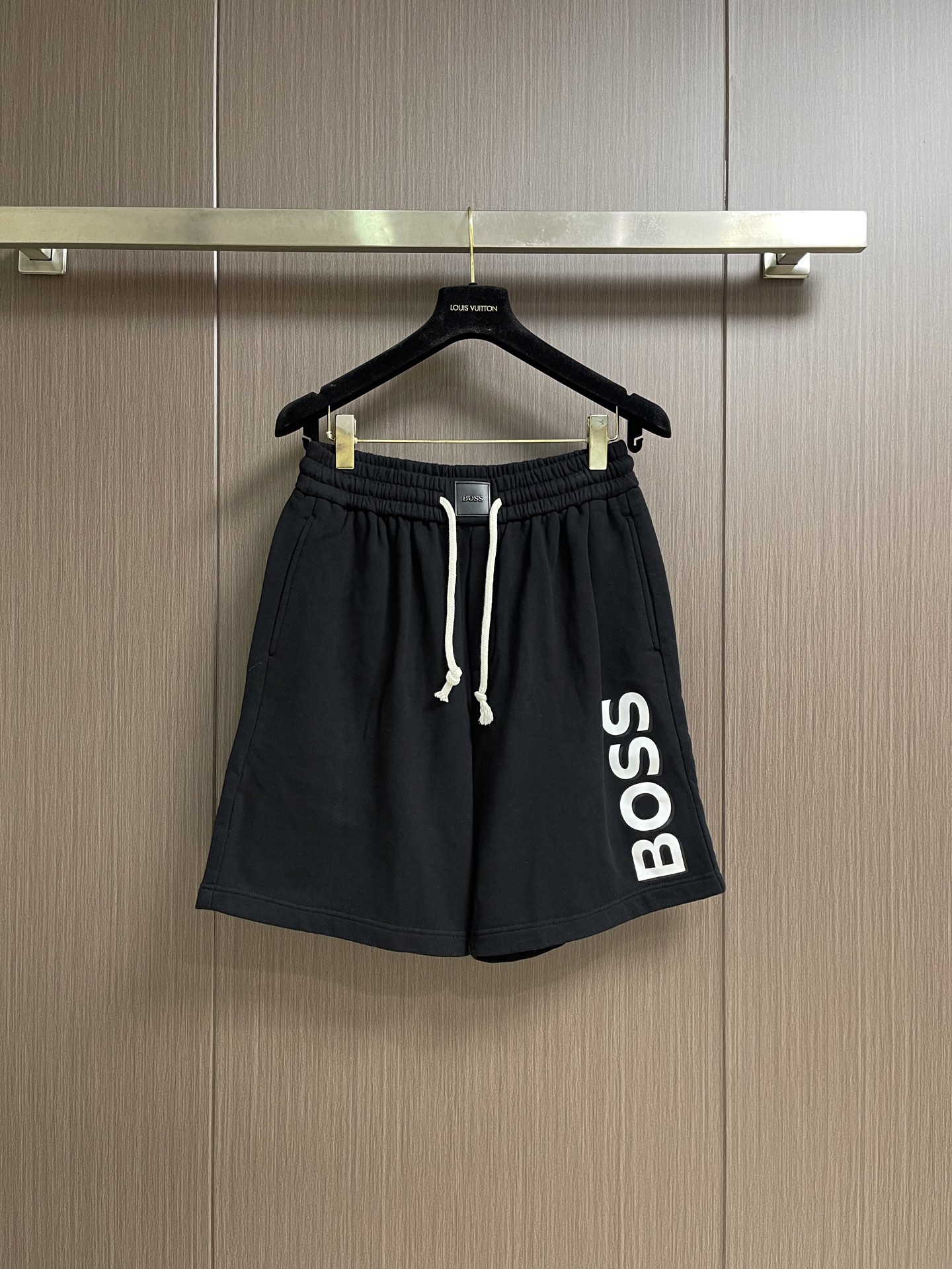 BOSS 男士运动短裤，裤腰采用弹力设计，撞色LOGO印花相得益彰，皮质logo标识，装饰的同时也可以加