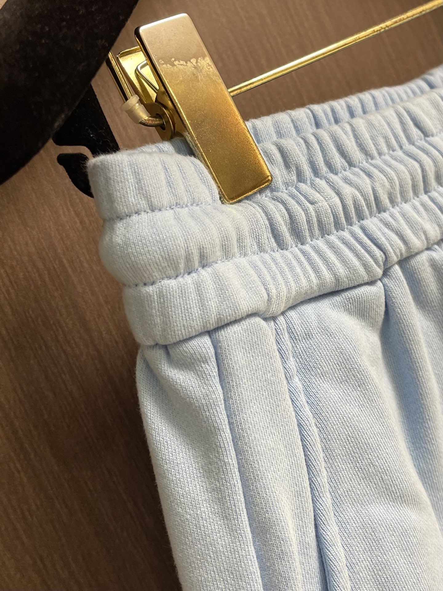 Balenciaga 胶带做旧饰边刺绣运动短裤，这件Balenciaga巴黎世家SS26休闲短裤，甄选重