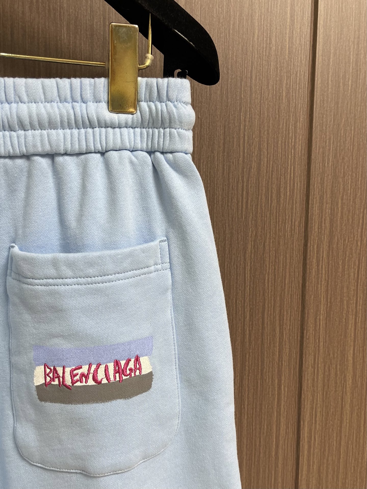 Balenciaga 胶带做旧饰边刺绣运动短裤，这件Balenciaga巴黎世家SS26休闲短裤，甄选重