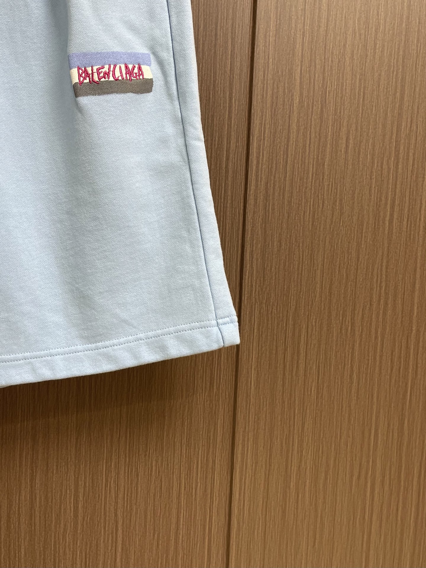 Balenciaga 胶带做旧饰边刺绣运动短裤，这件Balenciaga巴黎世家SS26休闲短裤，甄选重