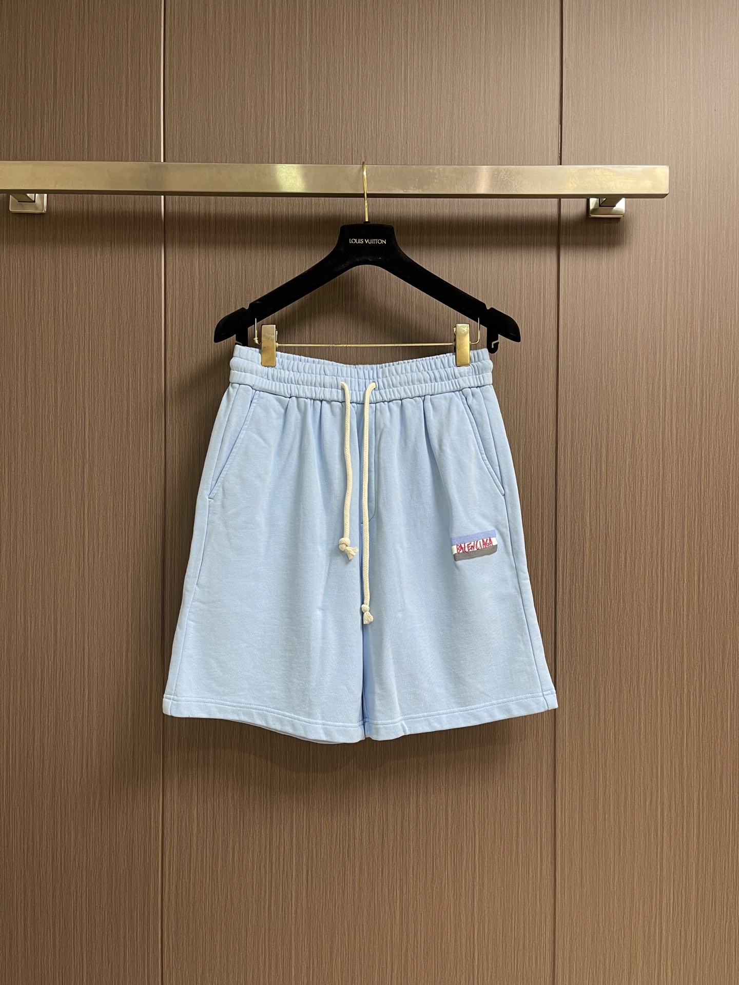 Balenciaga 胶带做旧饰边刺绣运动短裤，这件Balenciaga巴黎世家SS26休闲短裤，甄选重