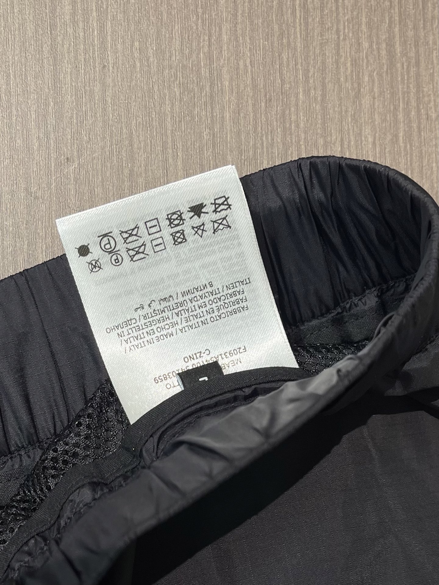 Moncler 2026ss夏季新款运动短裤，定制高密斜纹梭织 以及细密网眼衬里 清爽透气 舒适贴肤 模