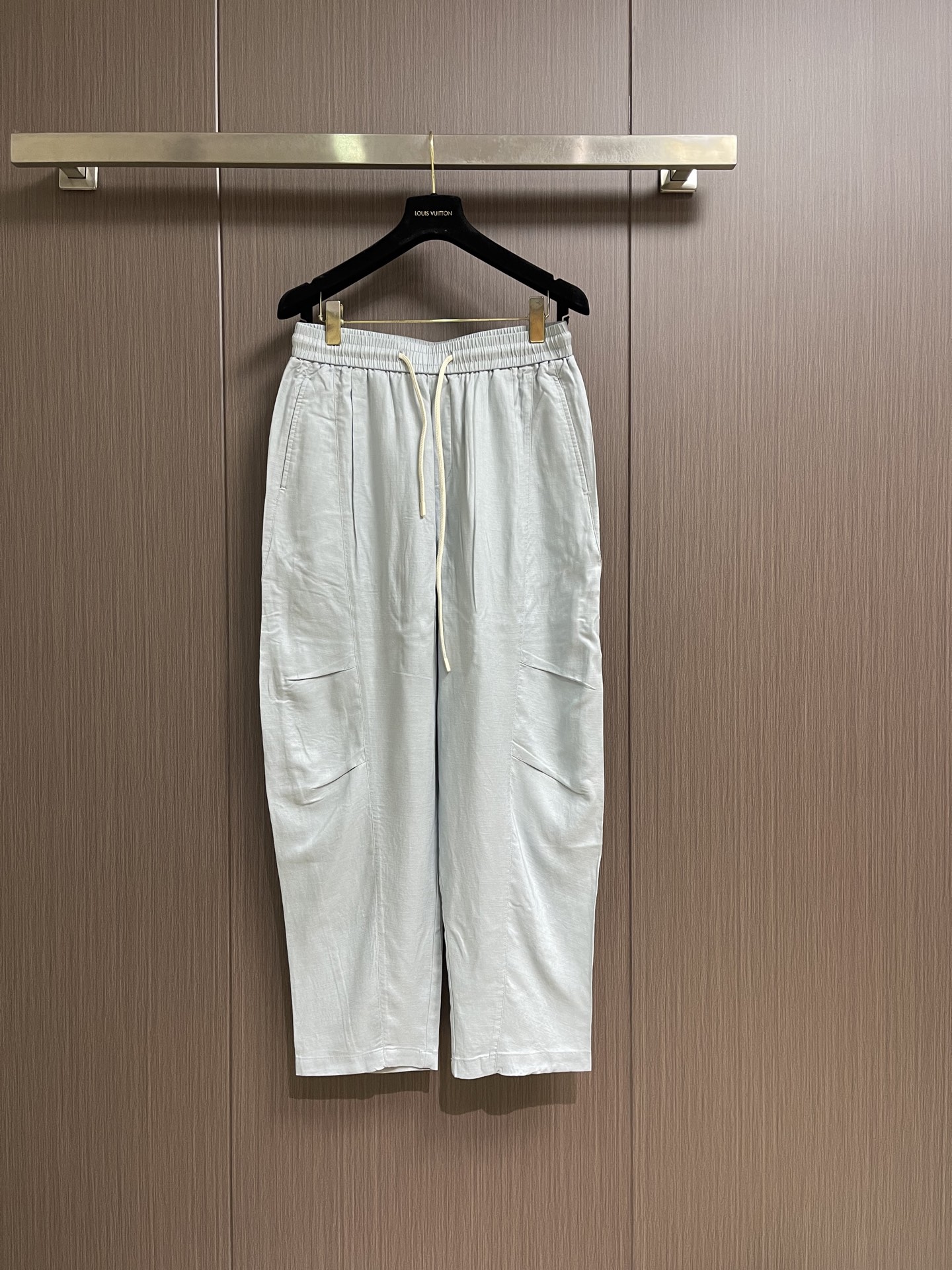 Hermes 2026ss夏季新款亚麻混纺冰蓝休闲裤 ，亚麻混纺面料把松弛高级感焊在身上，自带低调暗纹肌