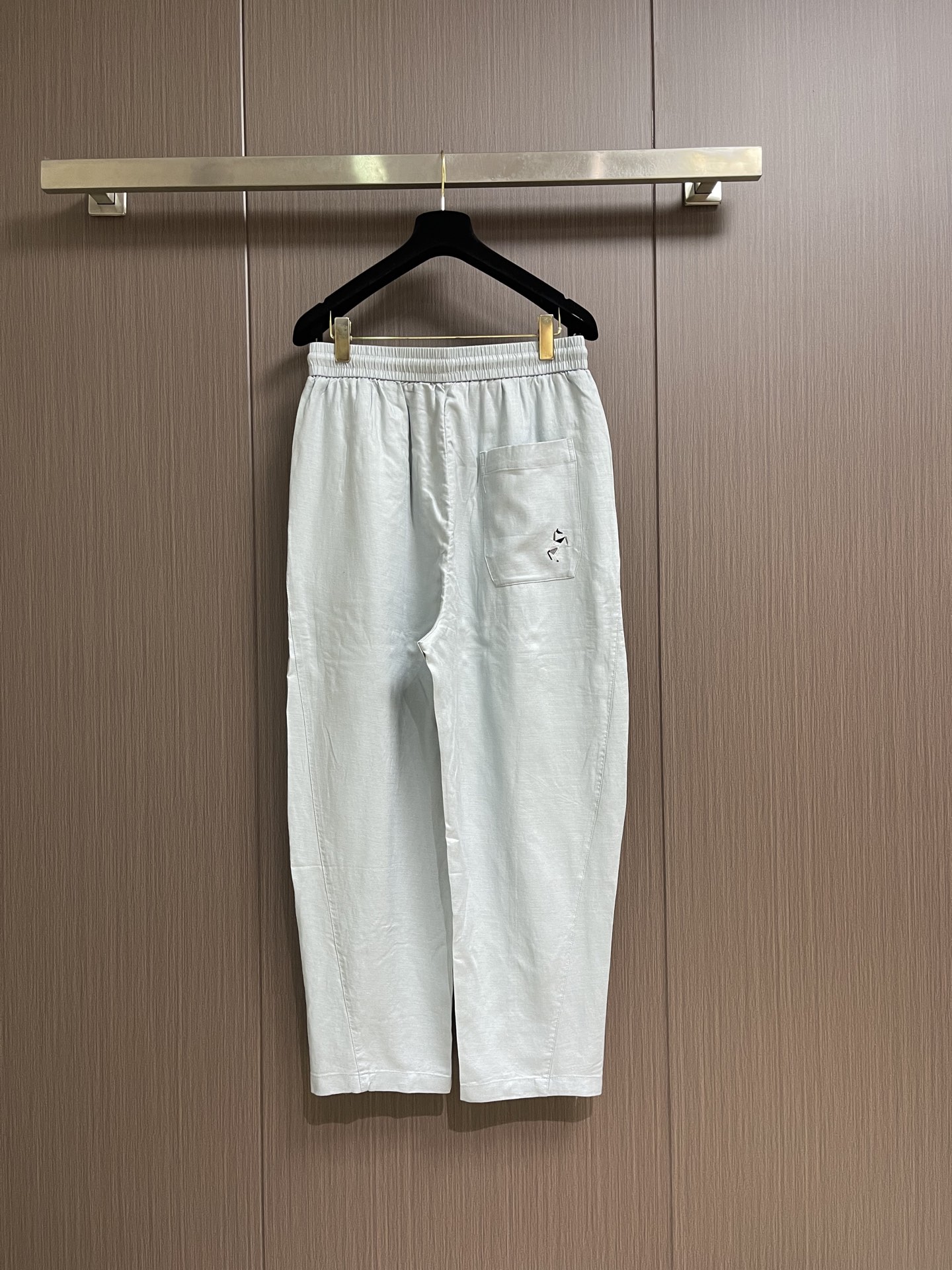 Hermes 2026ss夏季新款亚麻混纺冰蓝休闲裤 ，亚麻混纺面料把松弛高级感焊在身上，自带低调暗纹肌