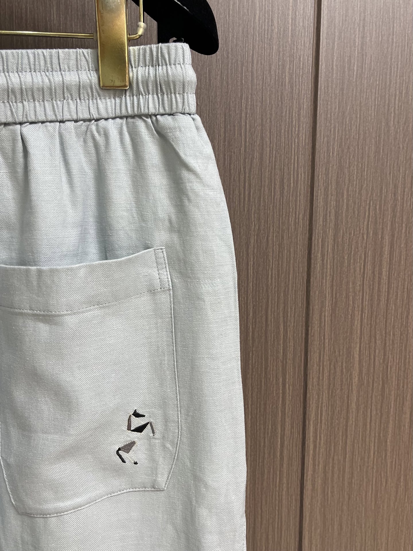 Hermes 2026ss夏季新款亚麻混纺冰蓝休闲裤 ，亚麻混纺面料把松弛高级感焊在身上，自带低调暗纹肌