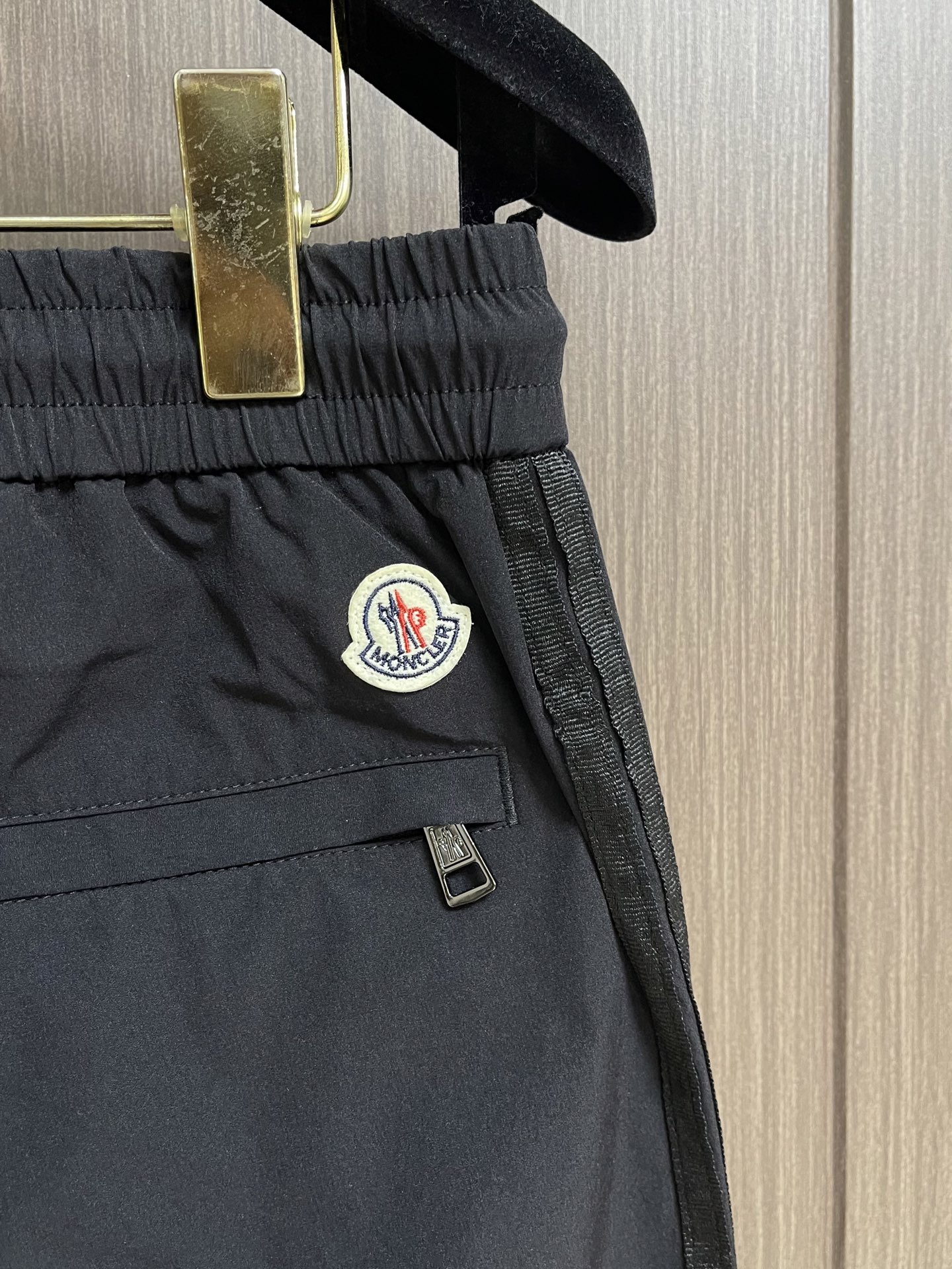 Moncler 2026ss早春新款男士休闲卫裤。很有时代气息 立体修身裁剪版型，休闲外出，居家都是最佳
