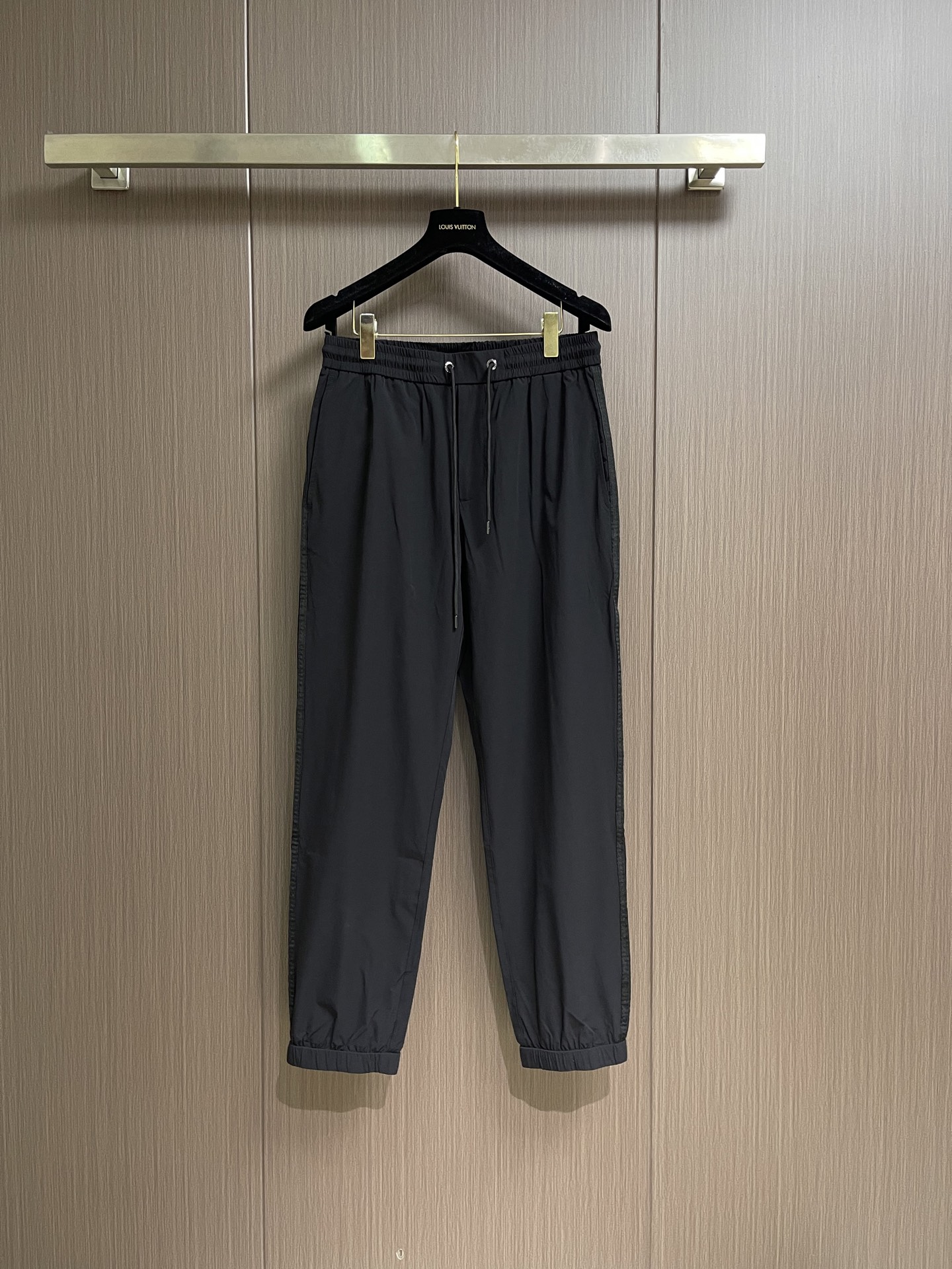 Moncler 2026ss早春新款男士休闲卫裤。很有时代气息 立体修身裁剪版型，休闲外出，居家都是最佳