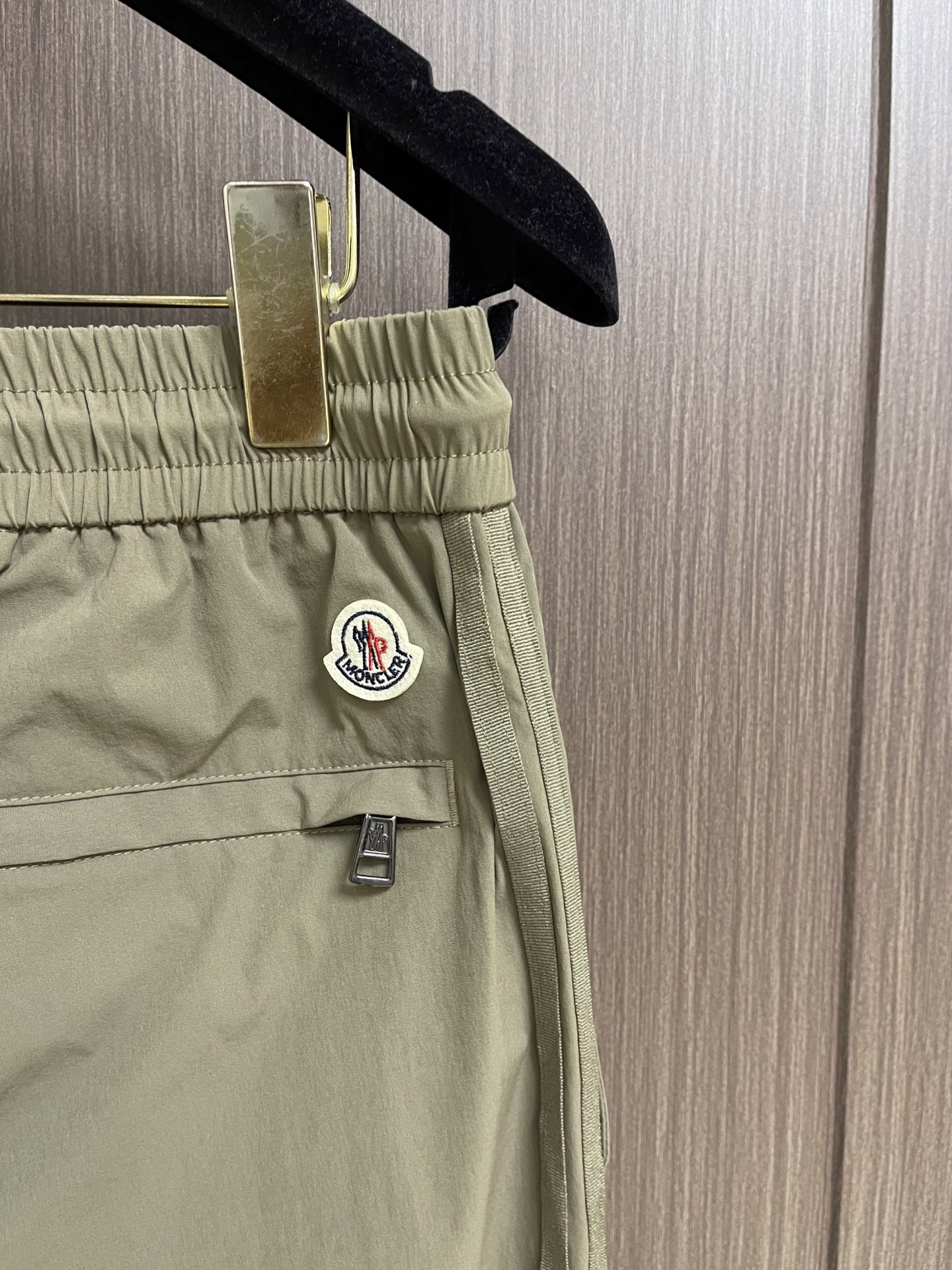 Moncler 2026ss早春新款男士休闲卫裤。很有时代气息 立体修身裁剪版型，休闲外出，居家都是最佳
