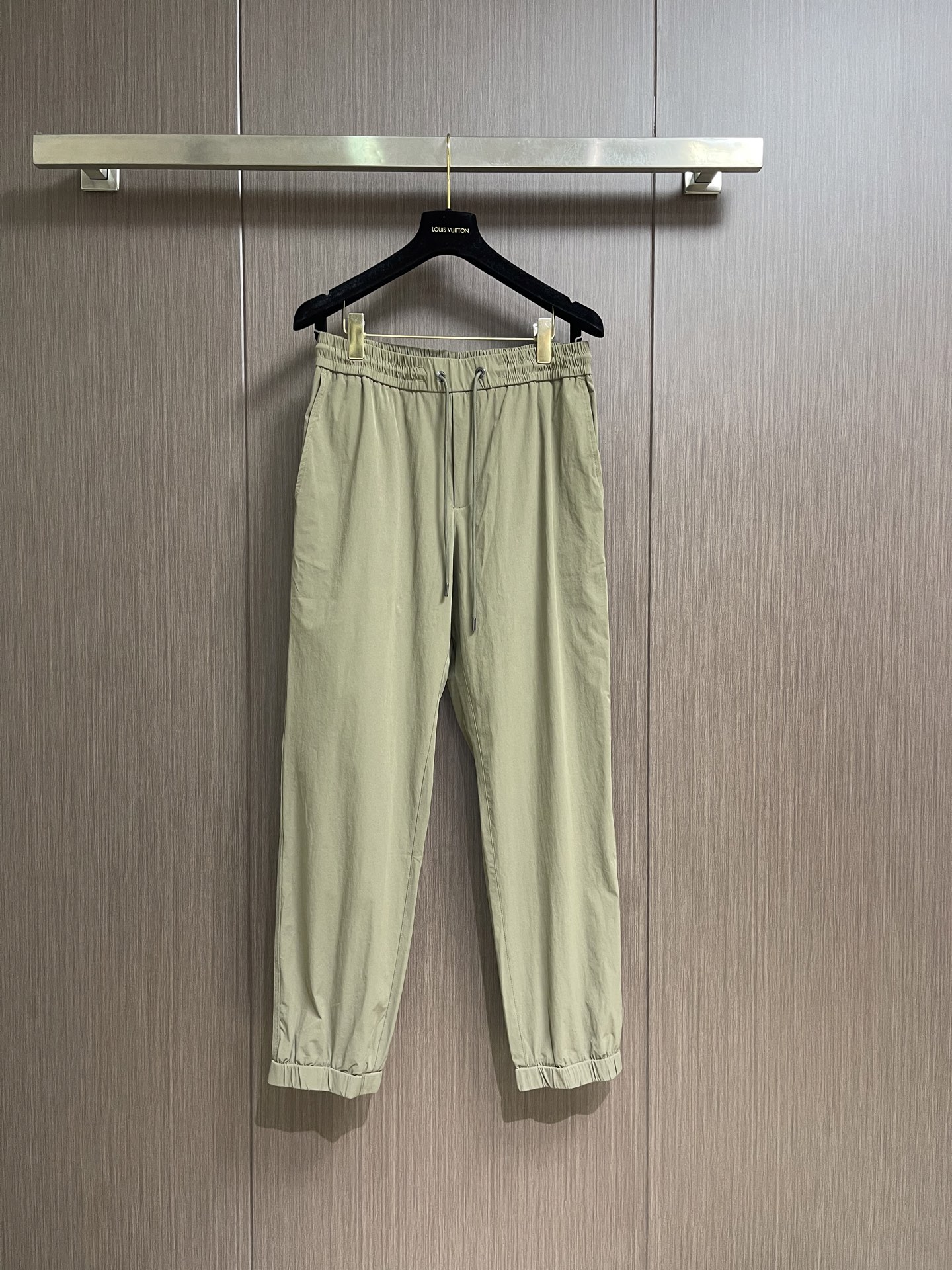 Moncler 2026ss早春新款男士休闲卫裤。很有时代气息 立体修身裁剪版型，休闲外出，居家都是最佳