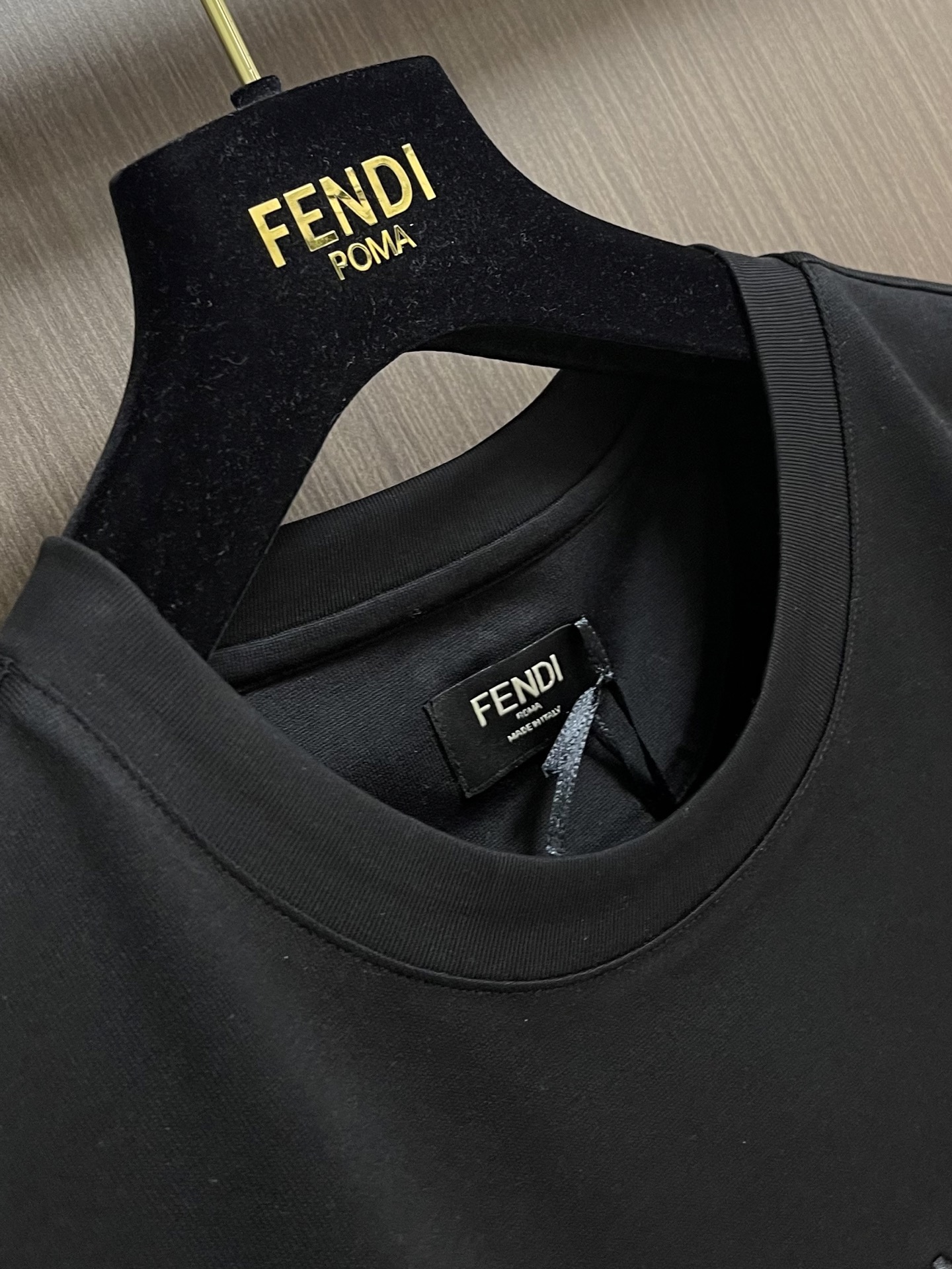 Fendi 刺绣图案棉质T恤，先以提花织造技术将FF标识与基底织为一体，形成永久立体图案；再通过刺绣定位