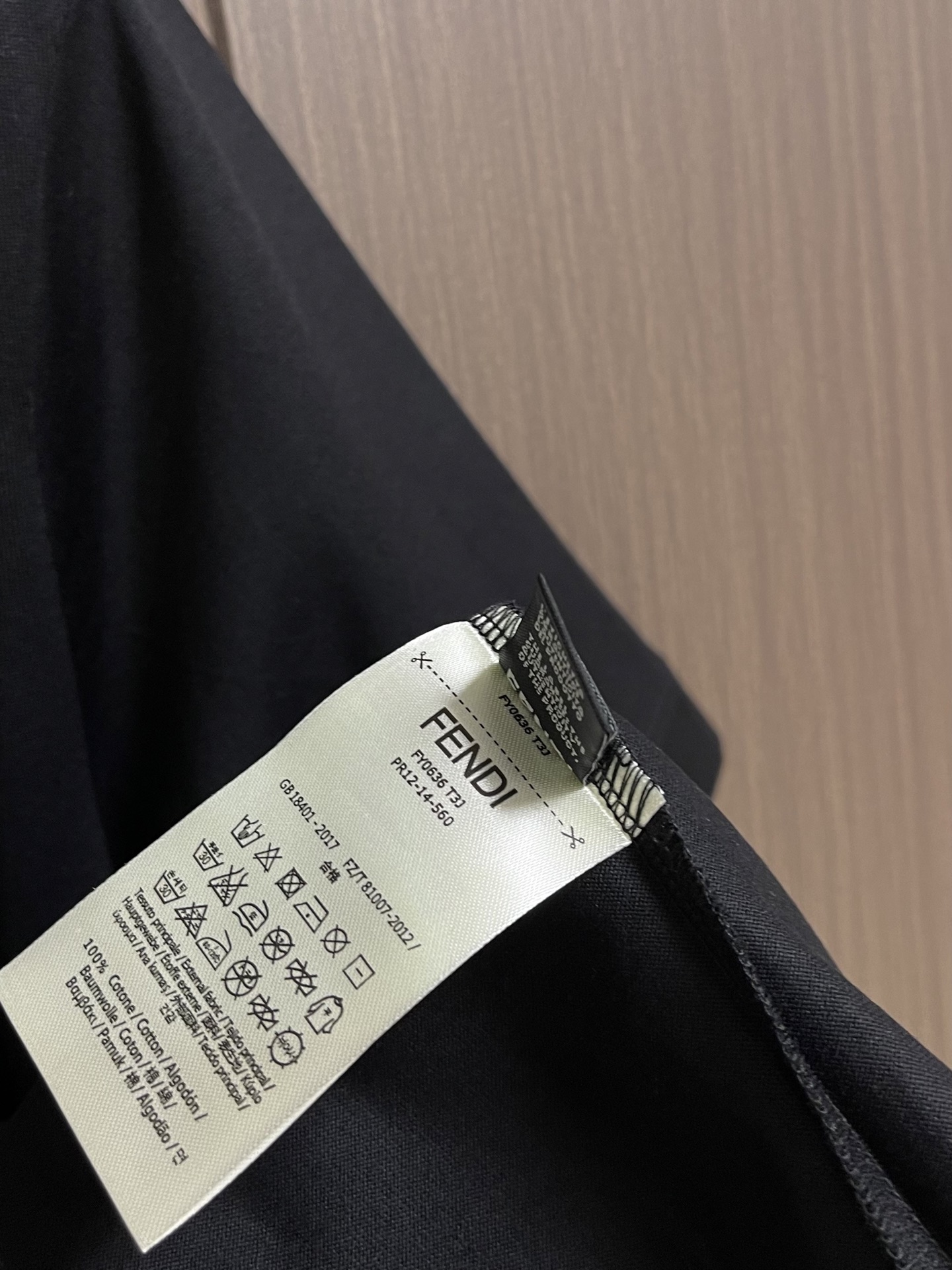 Fendi 刺绣图案棉质T恤，先以提花织造技术将FF标识与基底织为一体，形成永久立体图案；再通过刺绣定位