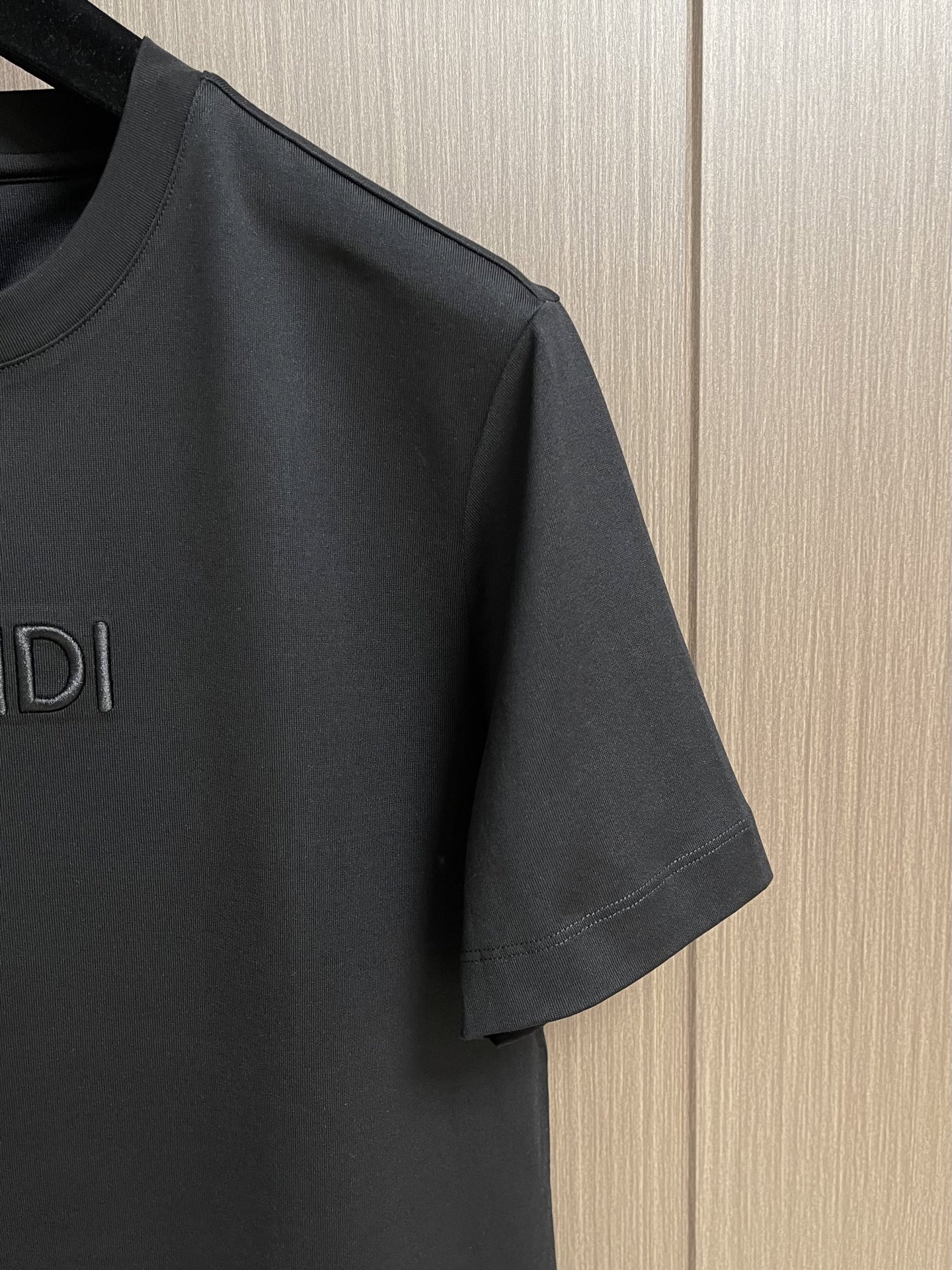 Fendi 刺绣图案棉质T恤，先以提花织造技术将FF标识与基底织为一体，形成永久立体图案；再通过刺绣定位