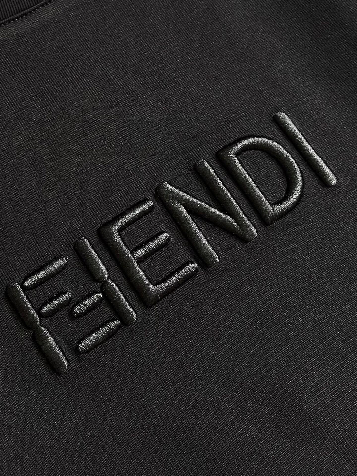 Fendi 刺绣图案棉质T恤，先以提花织造技术将FF标识与基底织为一体，形成永久立体图案；再通过刺绣定位