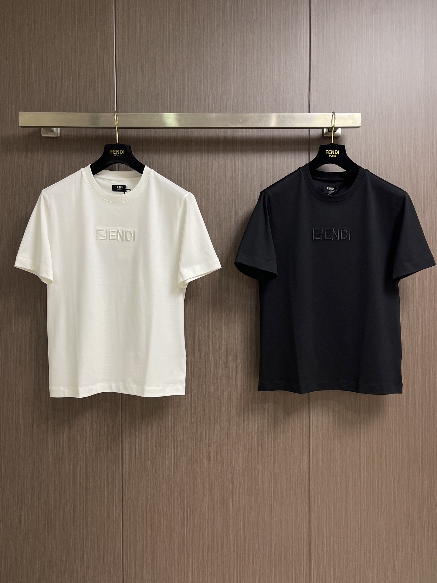 Fendi 刺绣图案棉质T恤，先以提花织造技术将FF标识与基底织为一体，形成永久立体图案；再通过刺绣定位