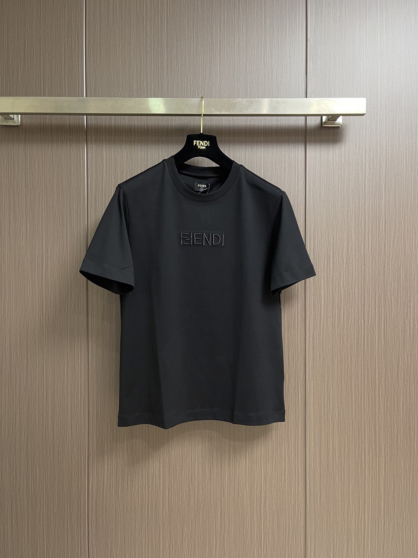 Fendi 刺绣图案棉质T恤，先以提花织造技术将FF标识与基底织为一体，形成永久立体图案；再通过刺绣定位