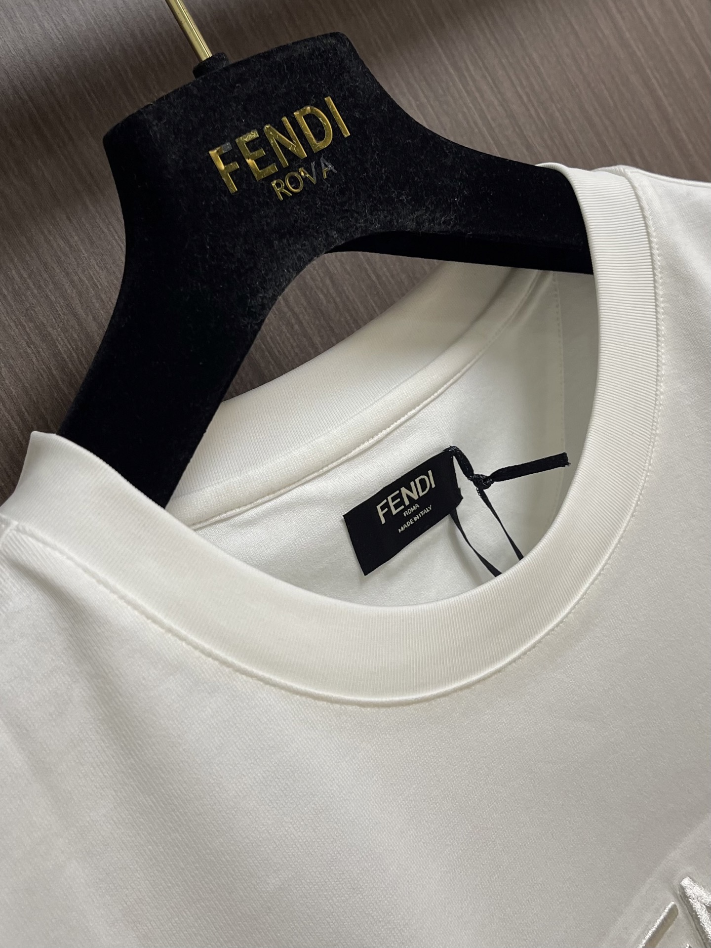 Fendi 刺绣图案棉质T恤，先以提花织造技术将FF标识与基底织为一体，形成永久立体图案；再通过刺绣定位
