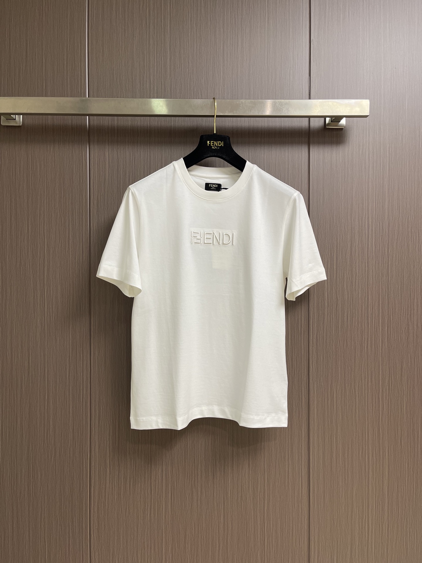 Fendi 刺绣图案棉质T恤，先以提花织造技术将FF标识与基底织为一体，形成永久立体图案；再通过刺绣定位