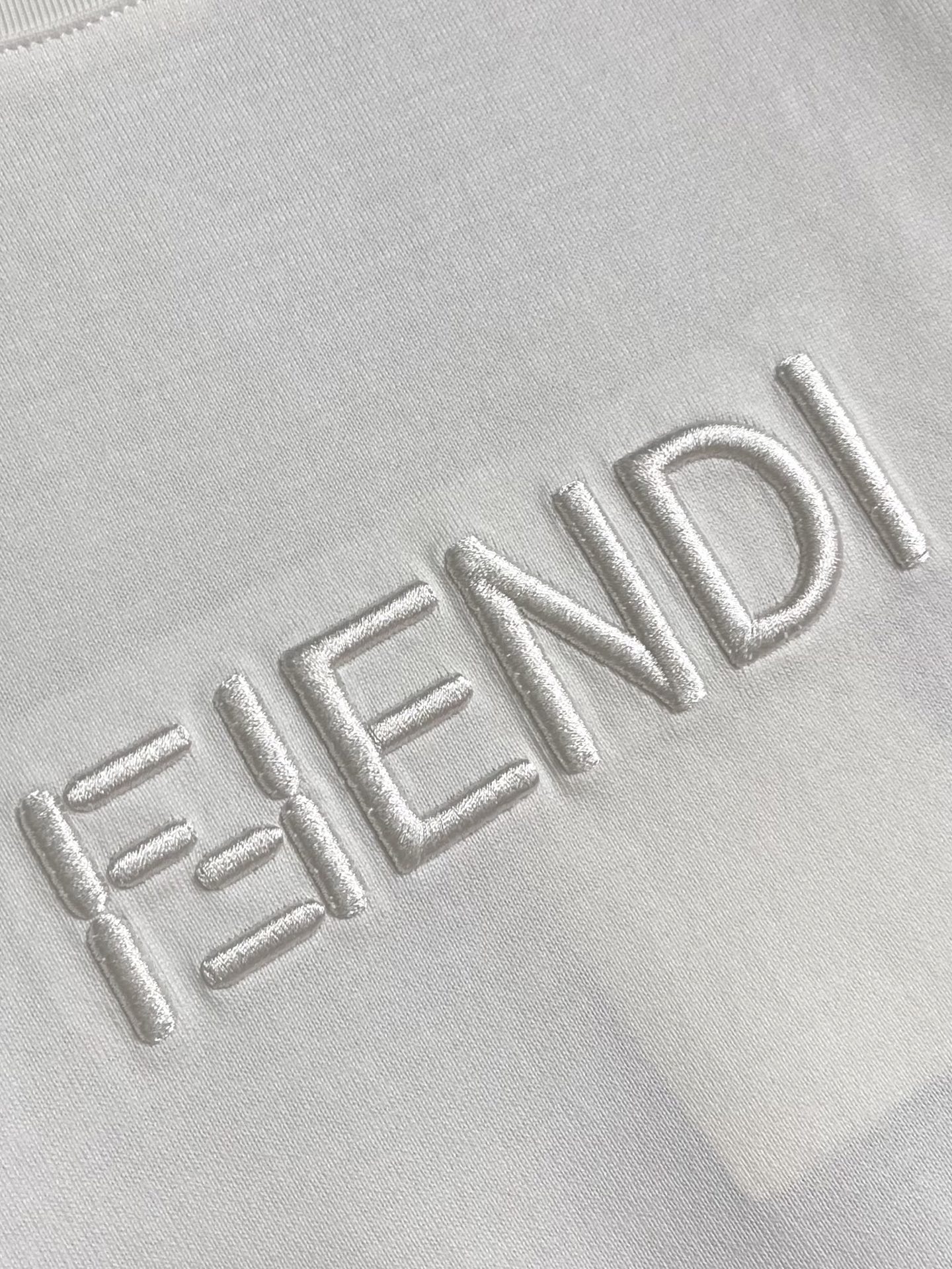 Fendi 刺绣图案棉质T恤，先以提花织造技术将FF标识与基底织为一体，形成永久立体图案；再通过刺绣定位