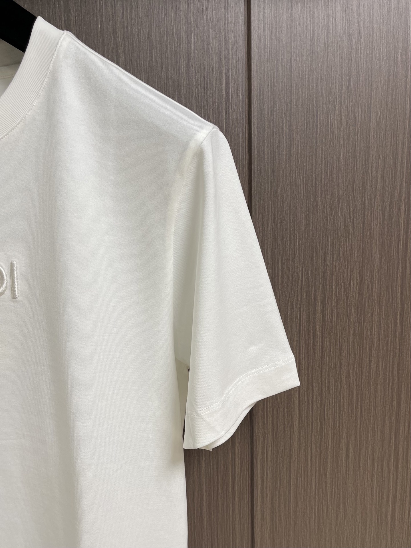 Fendi 刺绣图案棉质T恤，先以提花织造技术将FF标识与基底织为一体，形成永久立体图案；再通过刺绣定位