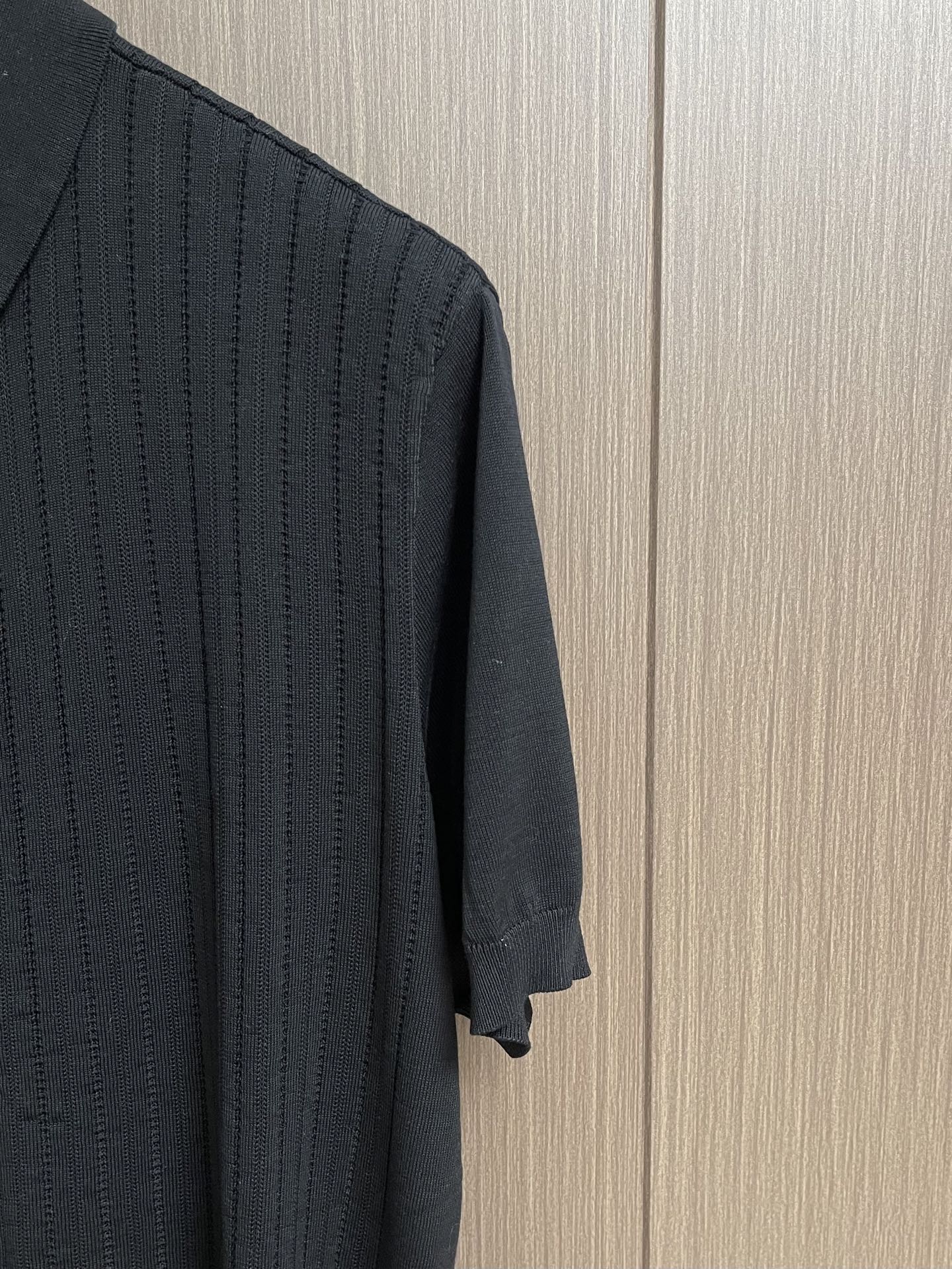 Brunello Cucinelli Bc 竖条镂空针织Polo针织开衫，这款米白色针织短袖Polo衫，