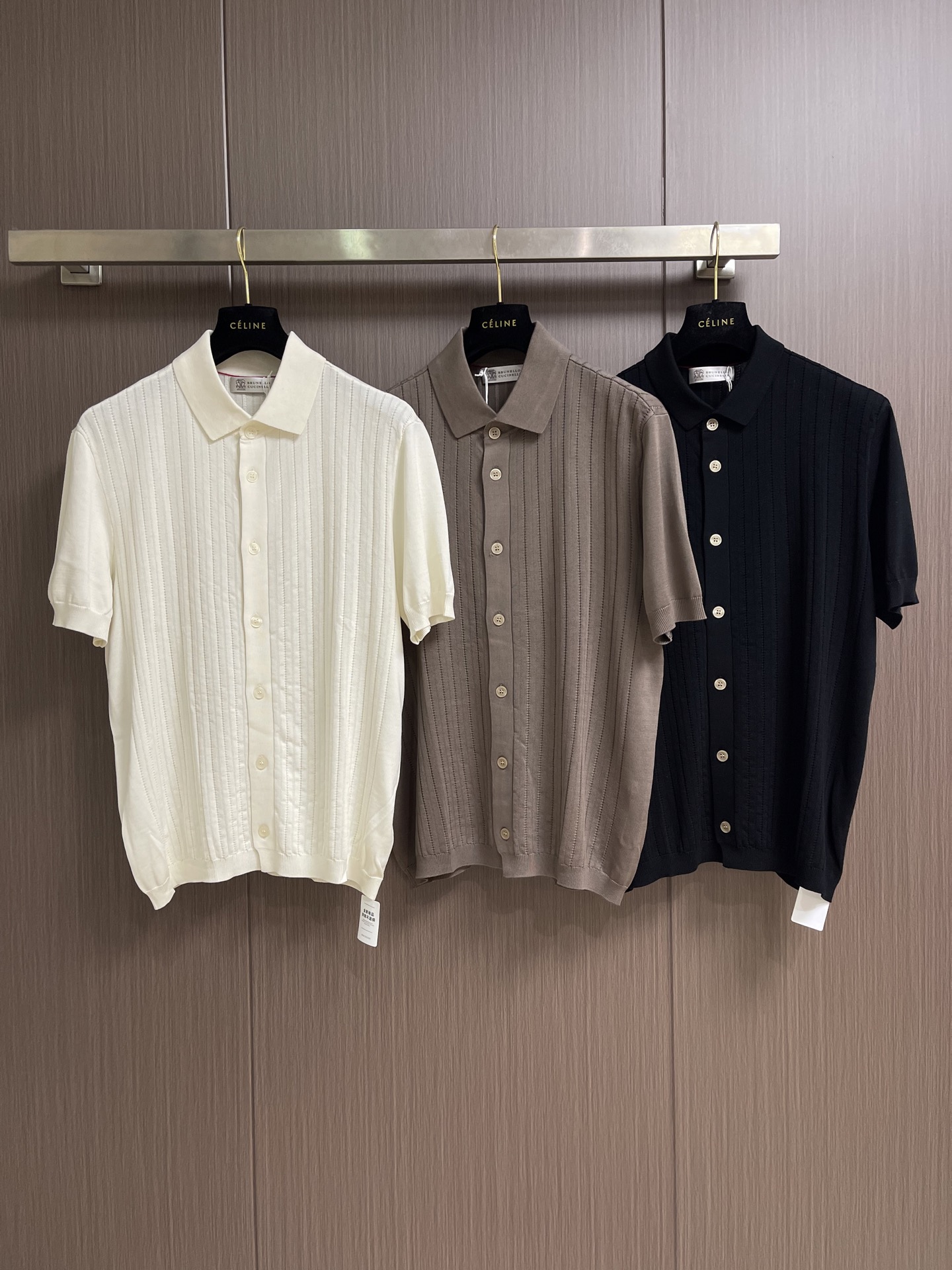 Brunello Cucinelli Bc 竖条镂空针织Polo针织开衫，这款米白色针织短袖Polo衫，