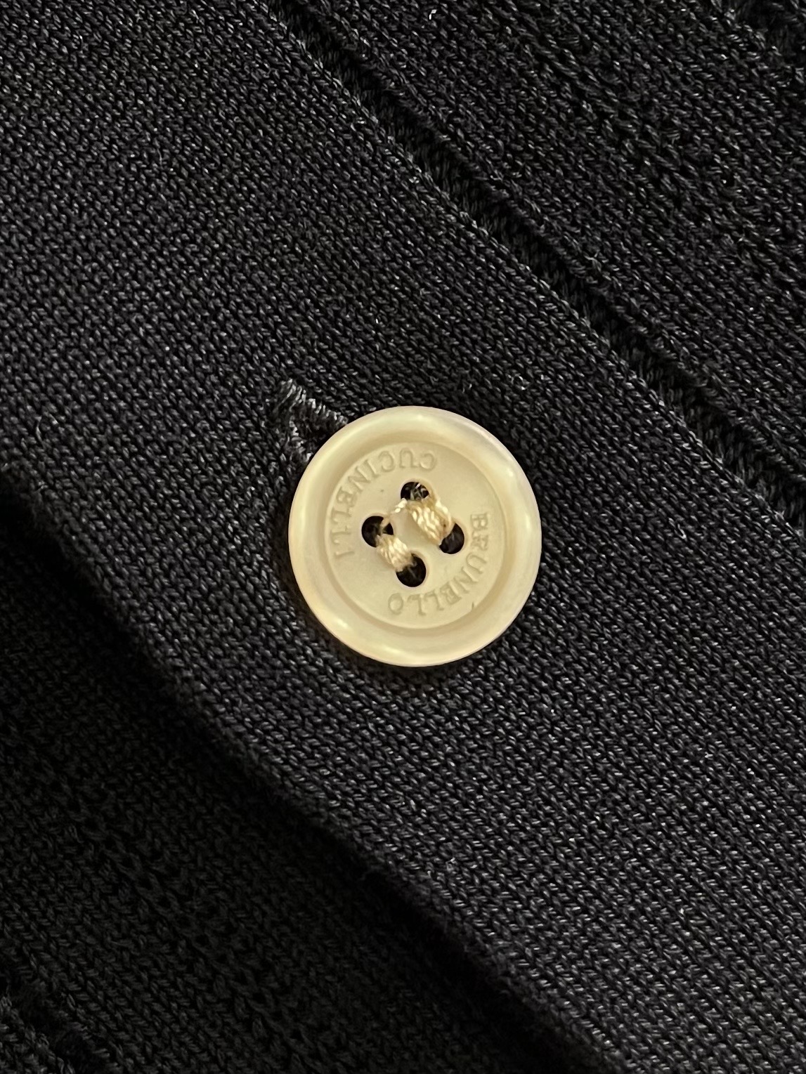 Brunello Cucinelli Bc 竖条镂空针织Polo针织开衫，这款米白色针织短袖Polo衫，