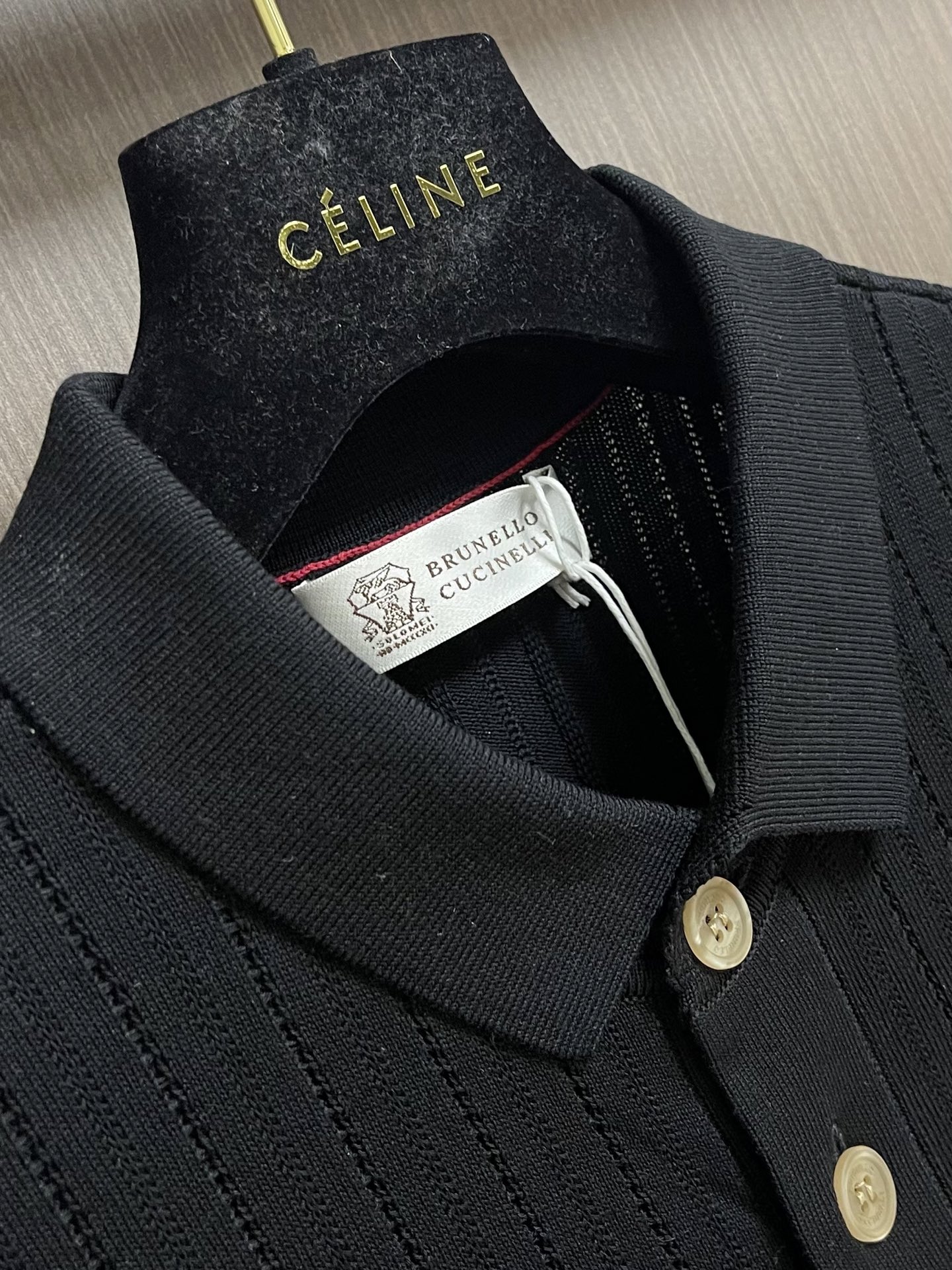 Brunello Cucinelli Bc 竖条镂空针织Polo针织开衫，这款米白色针织短袖Polo衫，