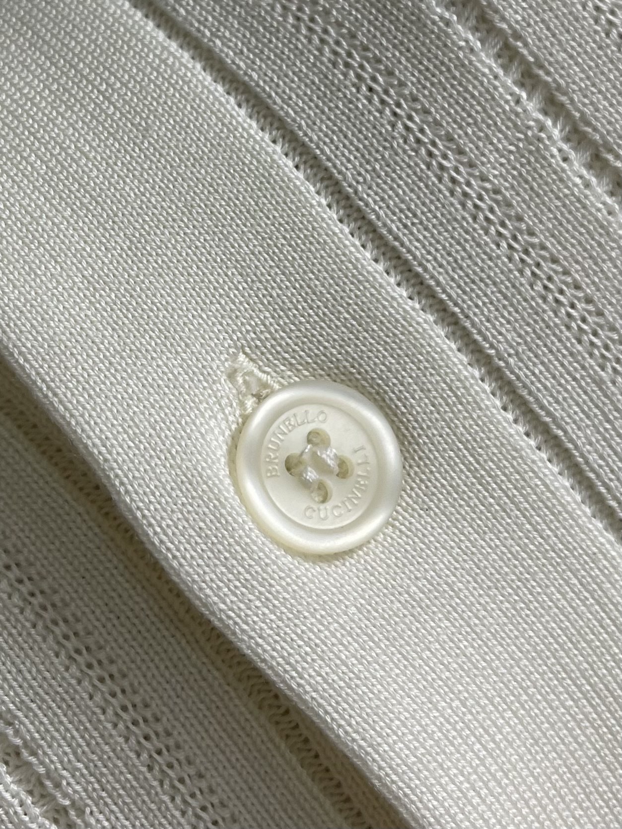 Brunello Cucinelli Bc 竖条镂空针织Polo针织开衫，这款米白色针织短袖Polo衫，