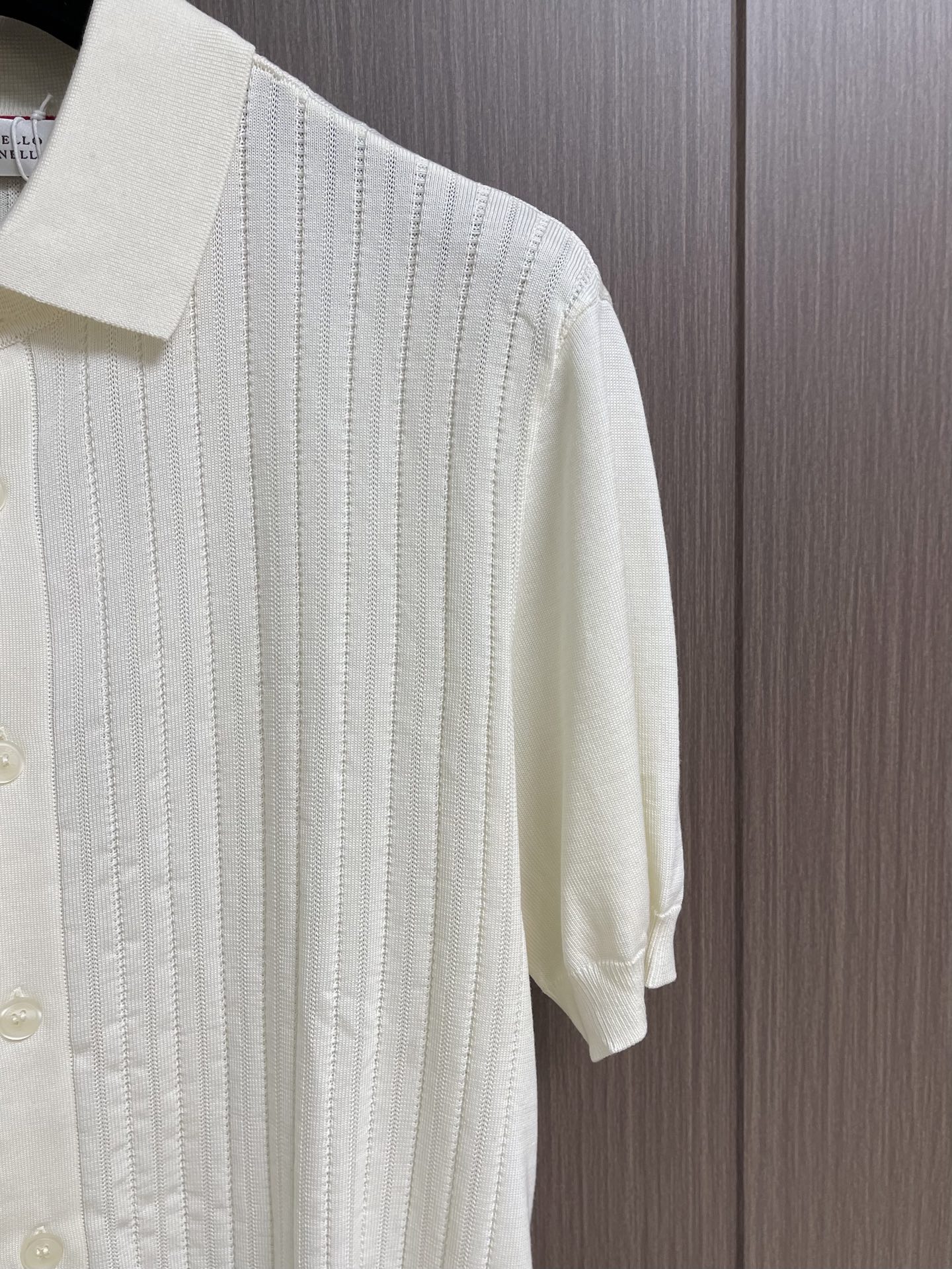 Brunello Cucinelli Bc 竖条镂空针织Polo针织开衫，这款米白色针织短袖Polo衫，