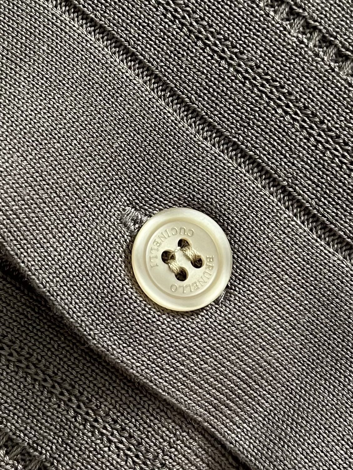 Brunello Cucinelli Bc 竖条镂空针织Polo针织开衫，这款米白色针织短袖Polo衫，