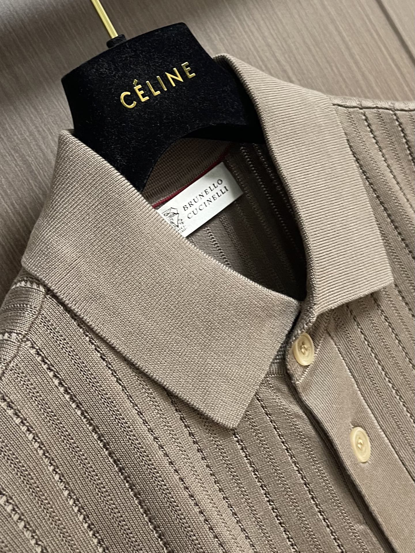 Brunello Cucinelli Bc 竖条镂空针织Polo针织开衫，这款米白色针织短袖Polo衫，