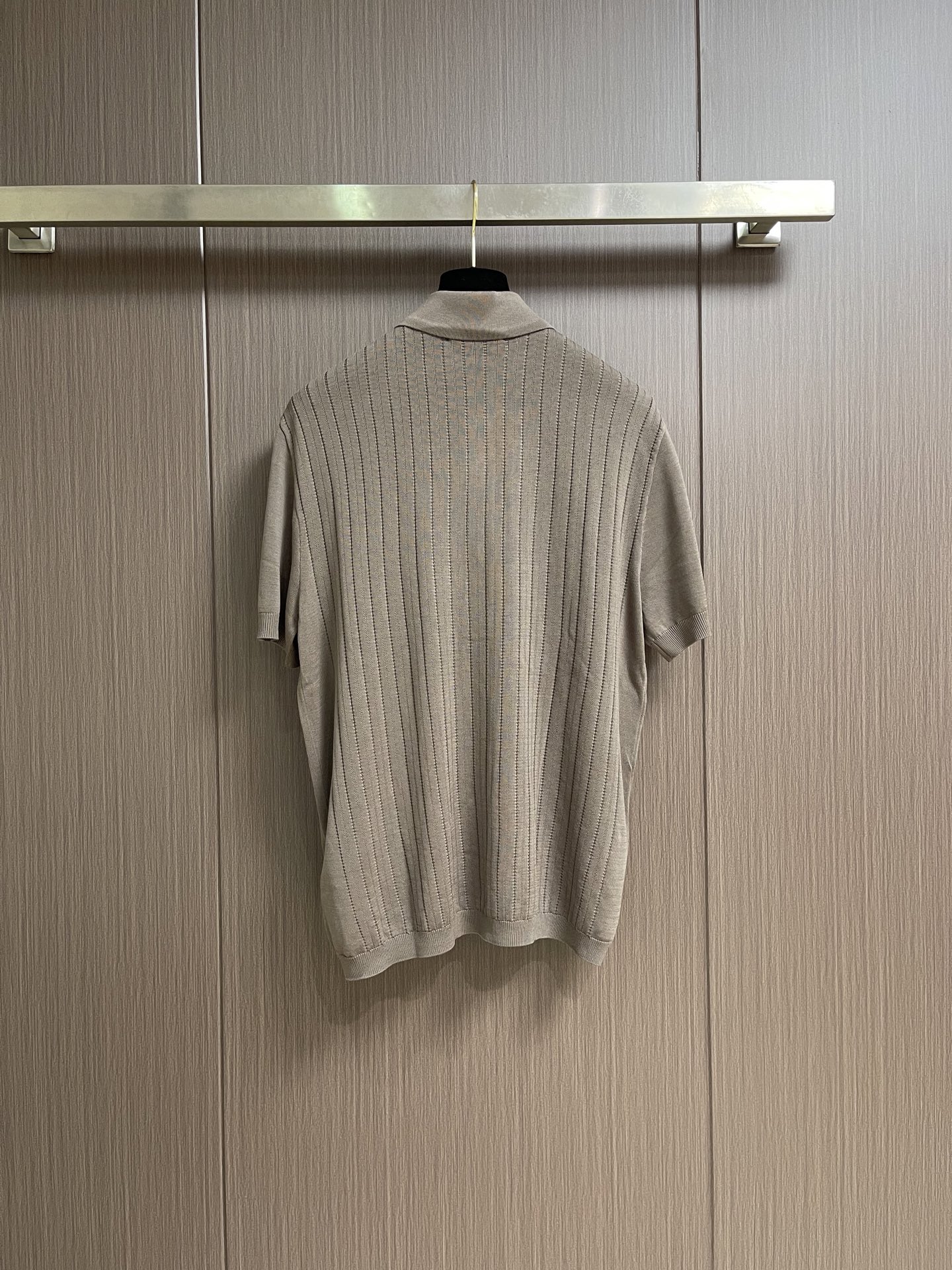 Brunello Cucinelli Bc 竖条镂空针织Polo针织开衫，这款米白色针织短袖Polo衫，