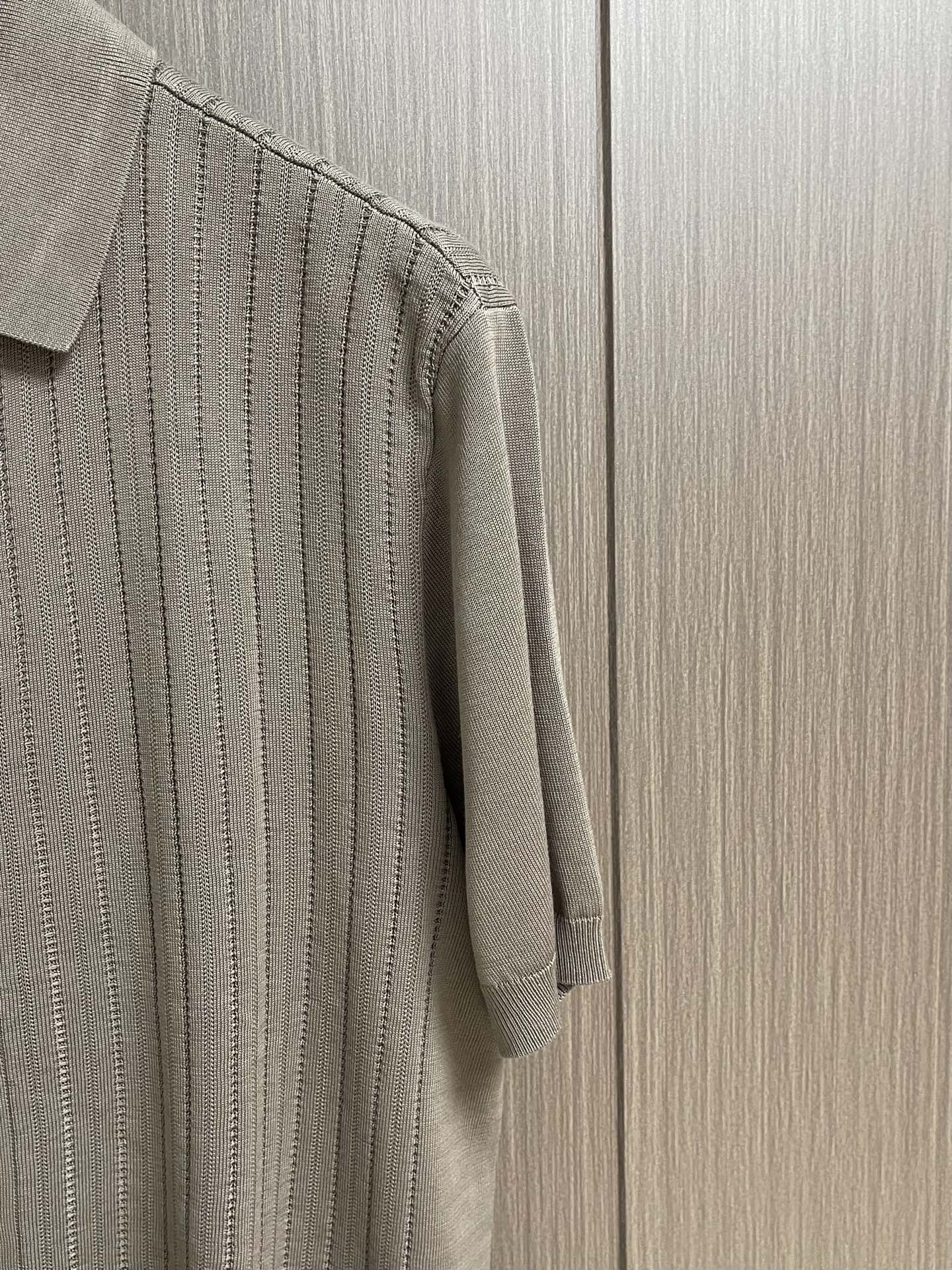 Brunello Cucinelli Bc 竖条镂空针织Polo针织开衫，这款米白色针织短袖Polo衫，