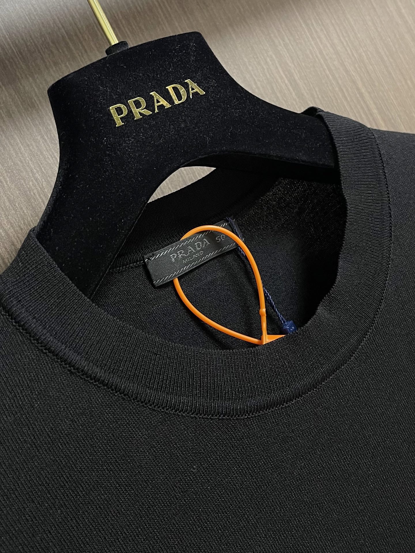 Prada 提花短袖针织T恤 定织云缎天丝棉 紧密织感 细腻扎实 以糅合藏蓝的低饱和色调 似将深海的静谧