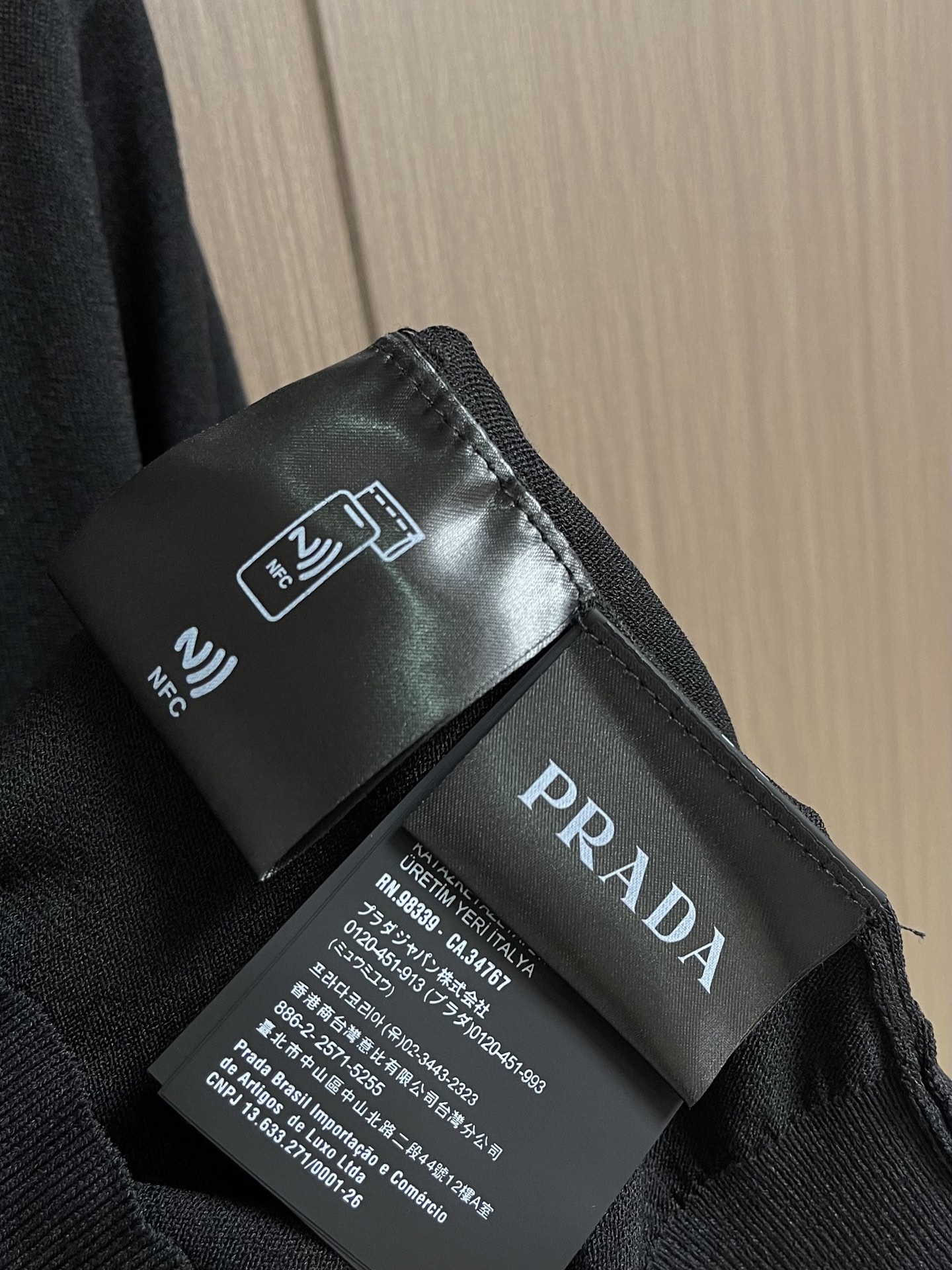 Prada 提花短袖针织T恤 定织云缎天丝棉 紧密织感 细腻扎实 以糅合藏蓝的低饱和色调 似将深海的静谧