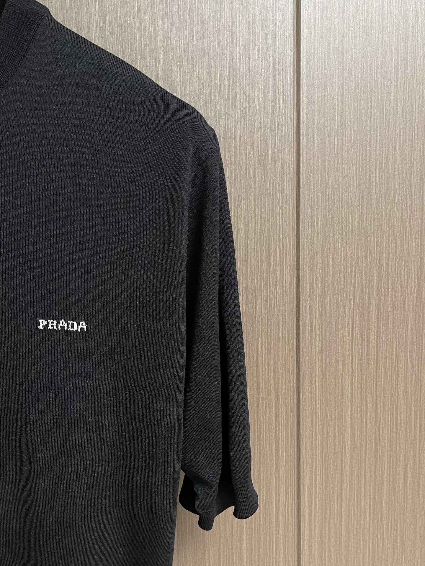 Prada 提花短袖针织T恤 定织云缎天丝棉 紧密织感 细腻扎实 以糅合藏蓝的低饱和色调 似将深海的静谧