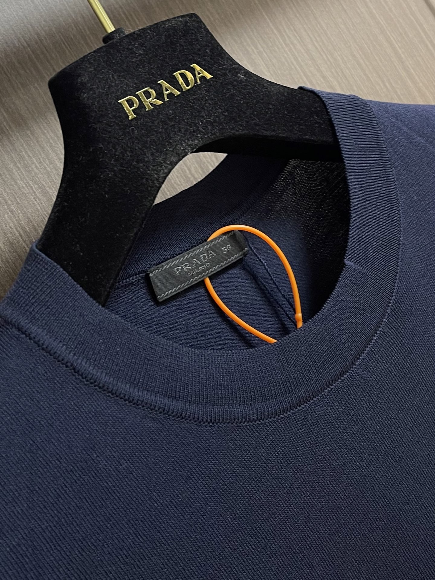 Prada 提花短袖针织T恤 定织云缎天丝棉 紧密织感 细腻扎实 以糅合藏蓝的低饱和色调 似将深海的静谧