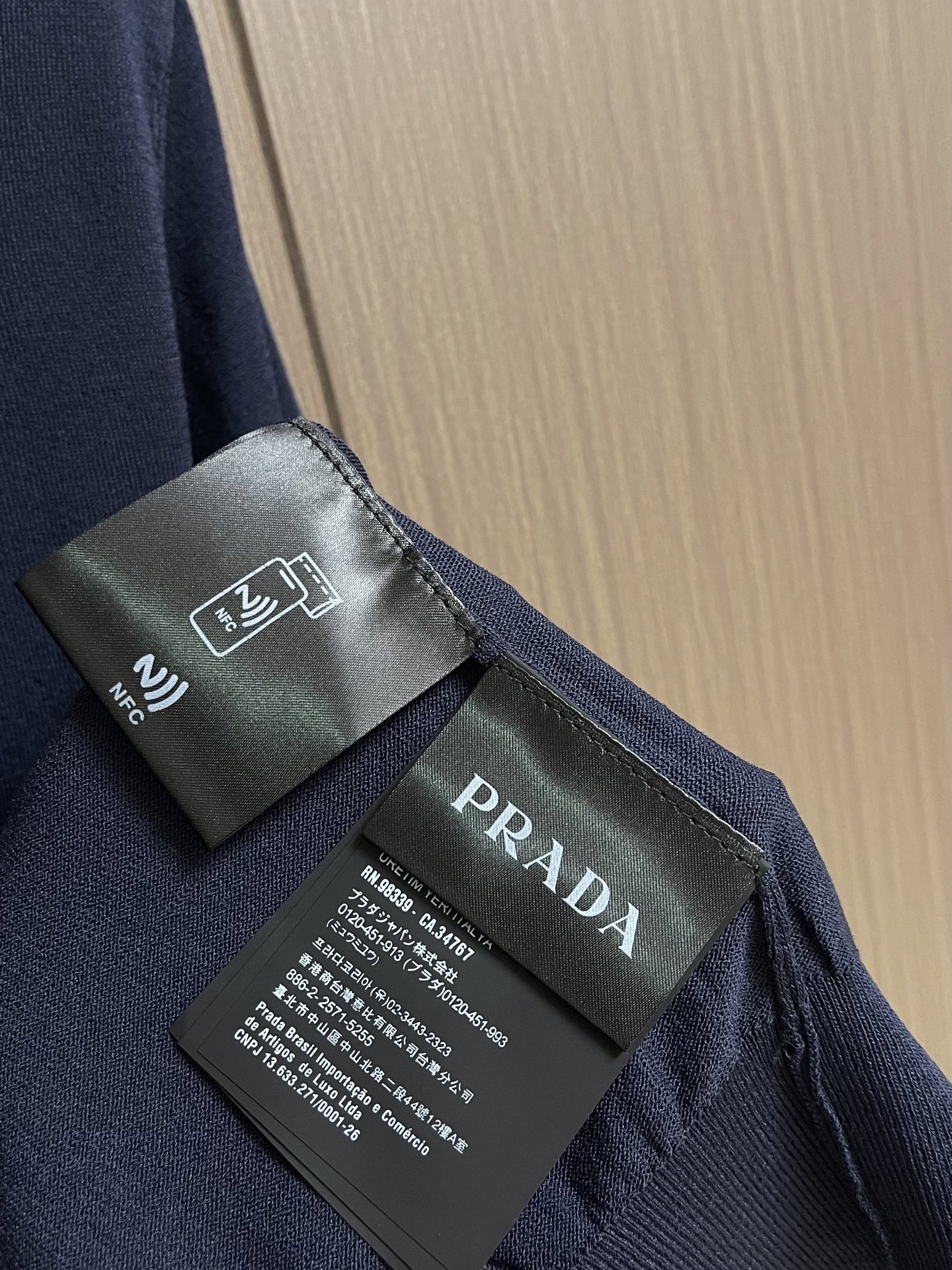 Prada 提花短袖针织T恤 定织云缎天丝棉 紧密织感 细腻扎实 以糅合藏蓝的低饱和色调 似将深海的静谧