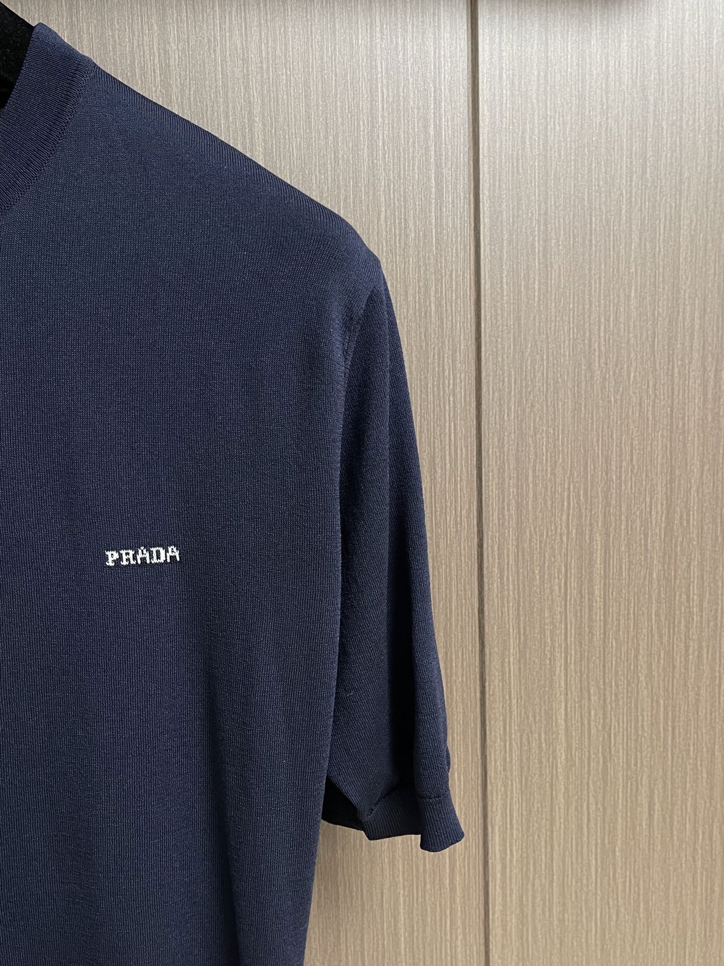 Prada 提花短袖针织T恤 定织云缎天丝棉 紧密织感 细腻扎实 以糅合藏蓝的低饱和色调 似将深海的静谧