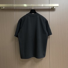 Ami 印花爱心短袖T恤,采用彩砂面料,这款t恤的亮点就在于它独特的红心a图案设计,简约而不失时尚感,红 Ami 印花爱心短袖T恤,采用彩砂面料,这款t恤的亮点就在于它独特的红心a图案设计,简约而不失时尚感,红
