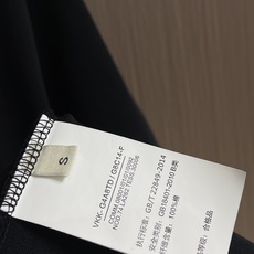 Ami 印花爱心短袖T恤,采用彩砂面料,这款t恤的亮点就在于它独特的红心a图案设计,简约而不失时尚感,红 Ami 印花爱心短袖T恤,采用彩砂面料,这款t恤的亮点就在于它独特的红心a图案设计,简约而不失时尚感,红
