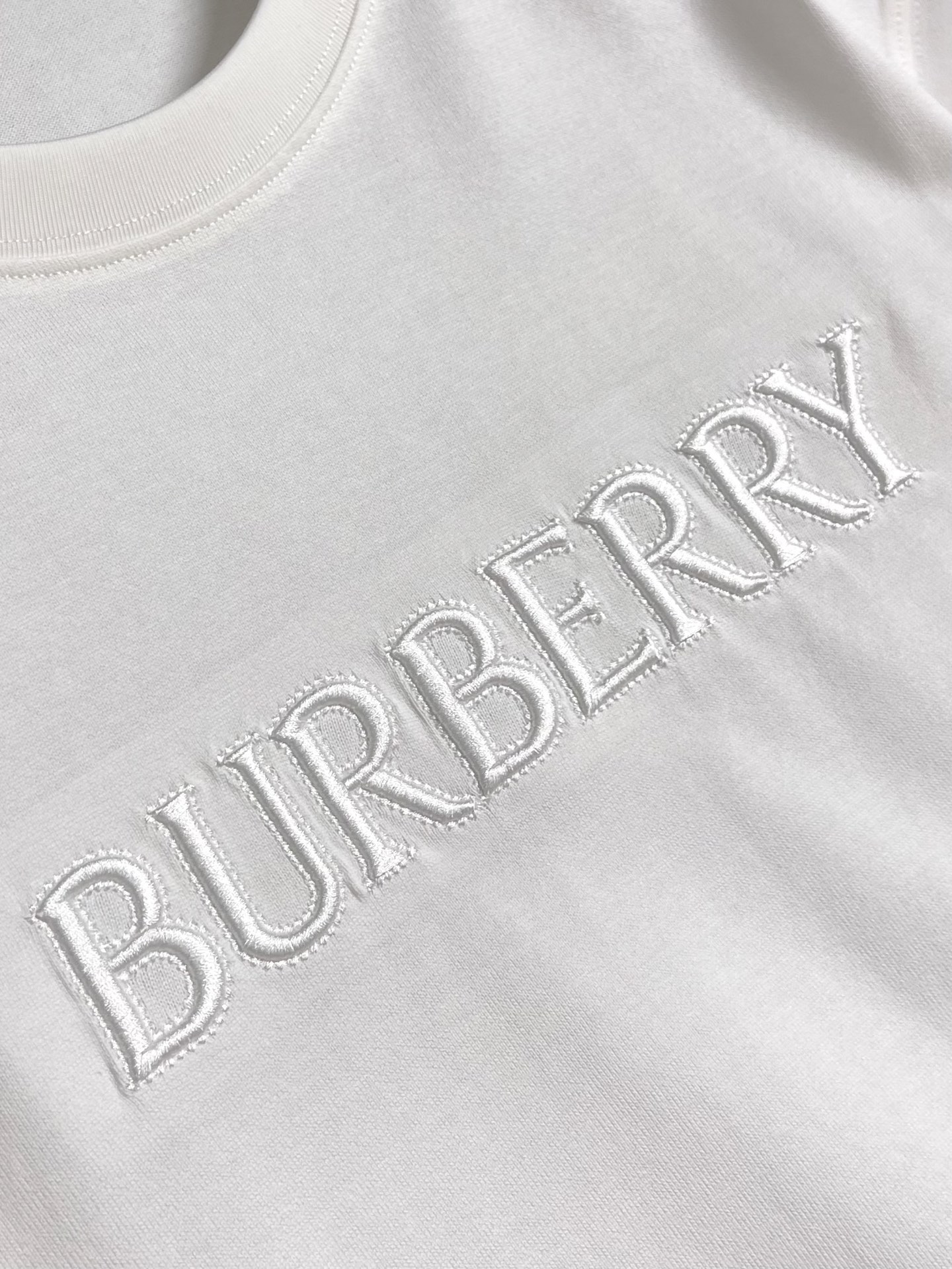 Burberry 标识刺绣圆领短袖T恤，采用纯棉面料匠心制作，面料舒适亲肤，透气吸汗，胸口使用品牌标识刺