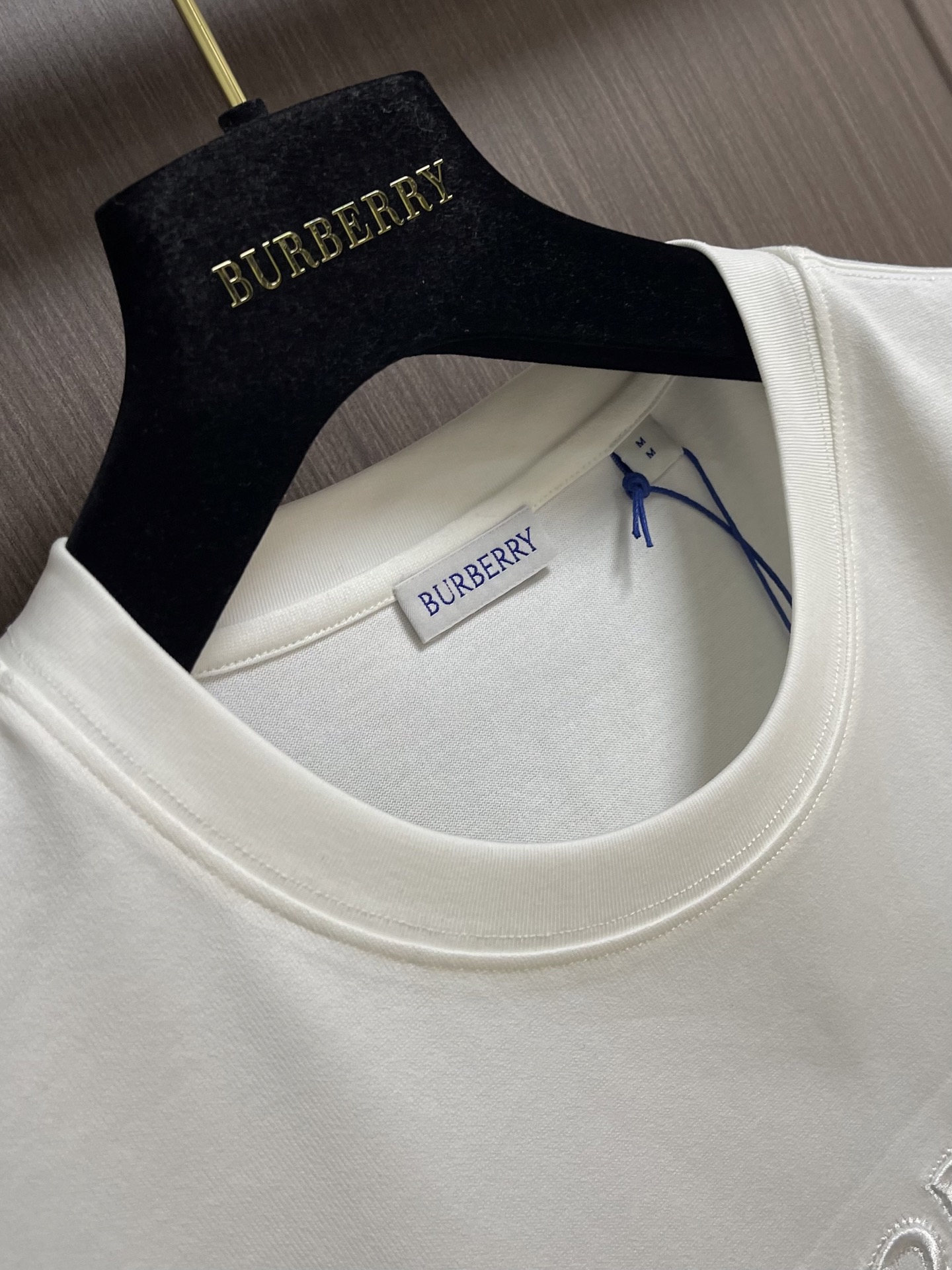 Burberry 标识刺绣圆领短袖T恤，采用纯棉面料匠心制作，面料舒适亲肤，透气吸汗，胸口使用品牌标识刺