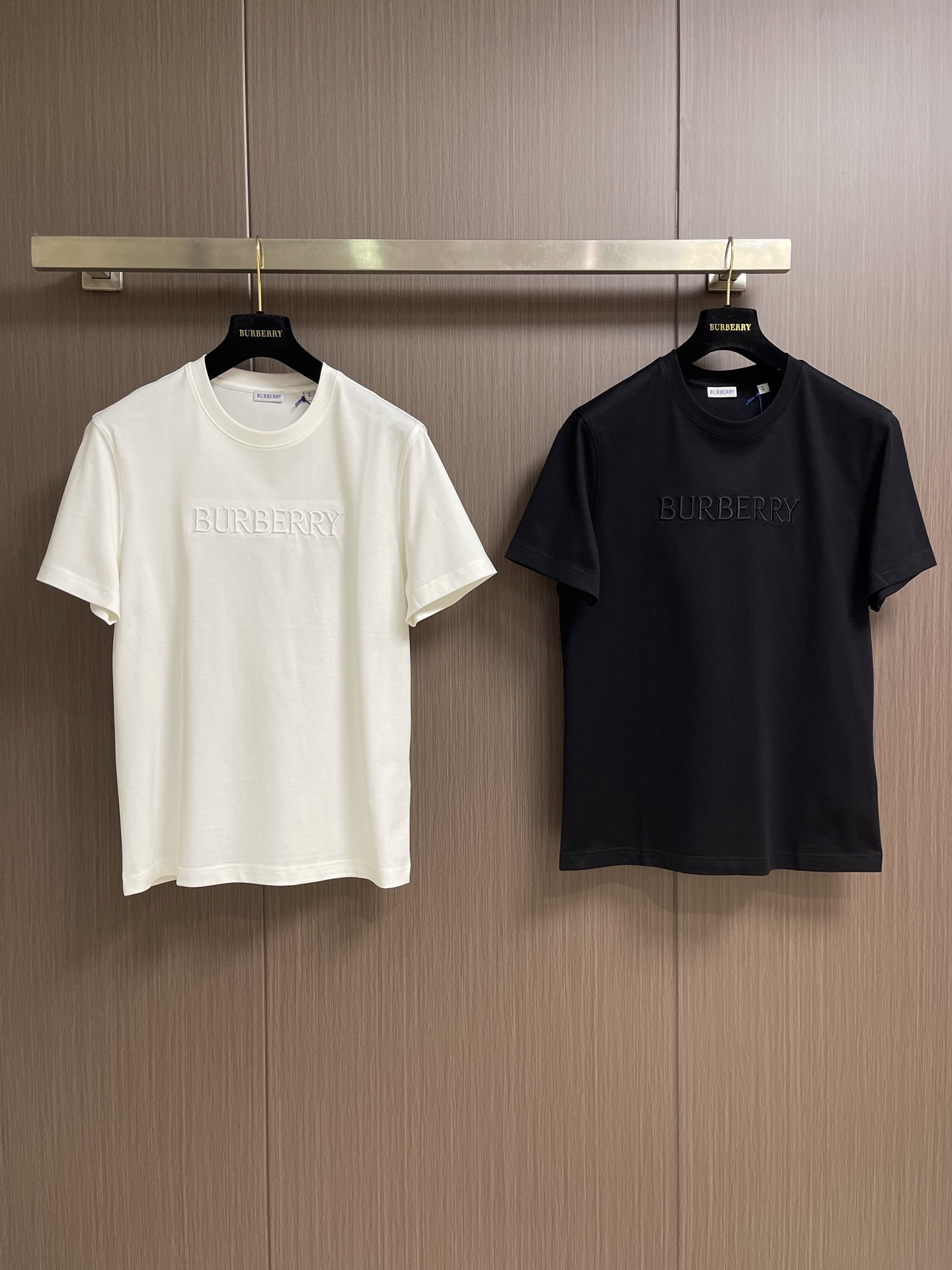 Burberry 标识刺绣圆领短袖T恤，采用纯棉面料匠心制作，面料舒适亲肤，透气吸汗，胸口使用品牌标识刺