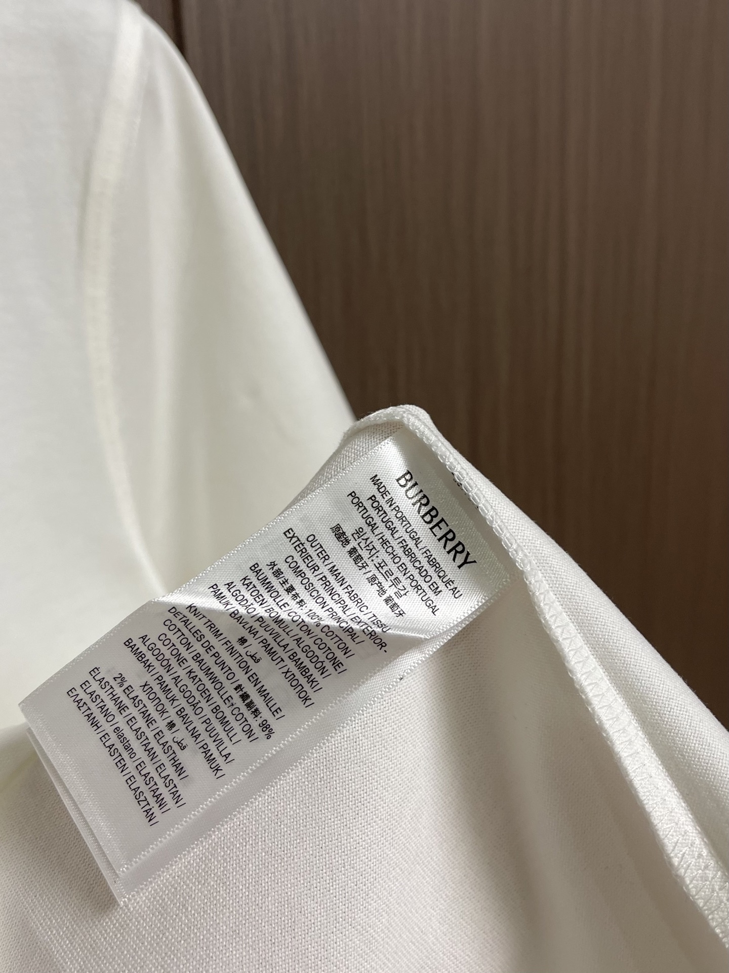 Burberry 标识刺绣圆领短袖T恤，采用纯棉面料匠心制作，面料舒适亲肤，透气吸汗，胸口使用品牌标识刺