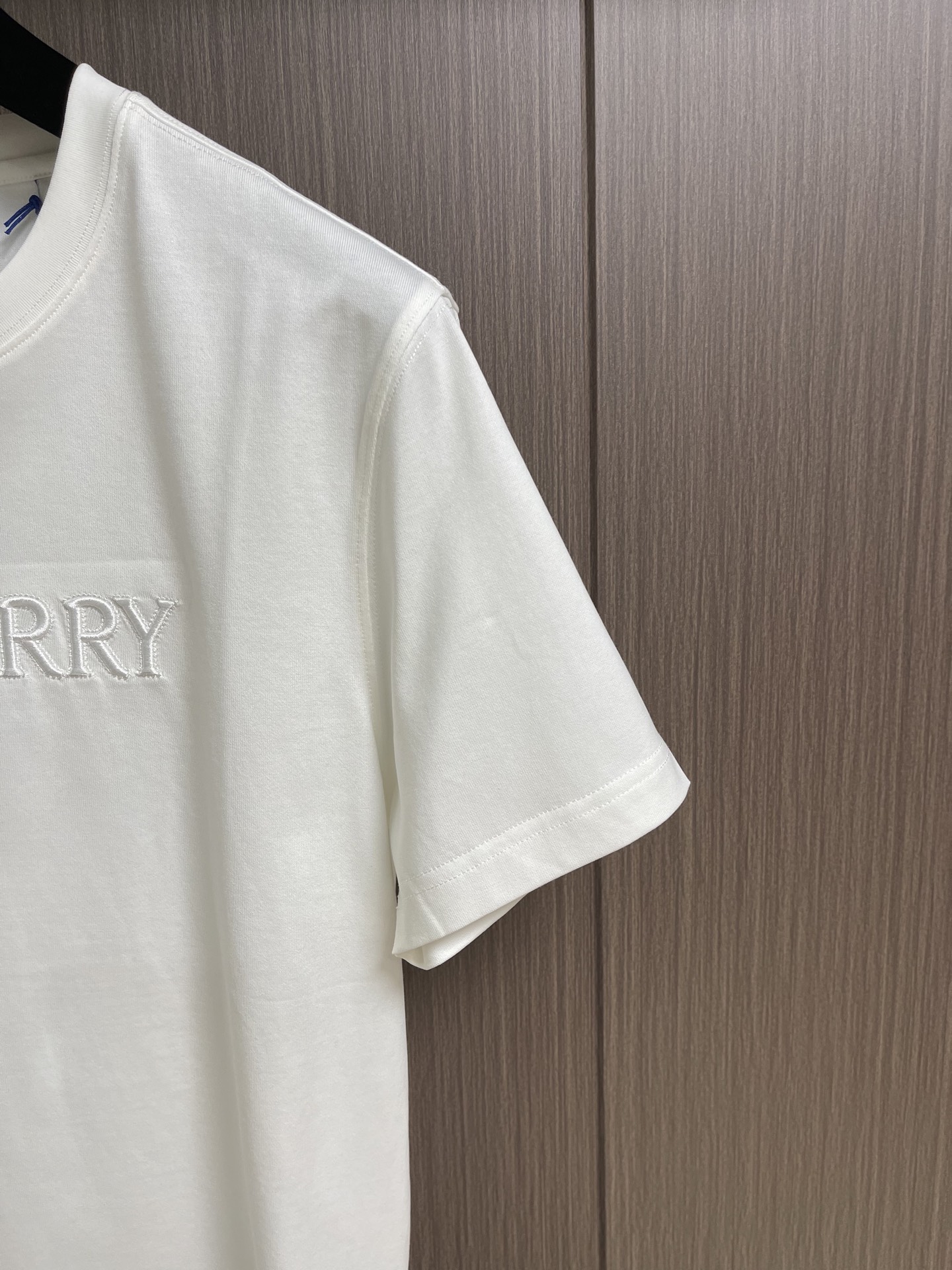 Burberry 标识刺绣圆领短袖T恤，采用纯棉面料匠心制作，面料舒适亲肤，透气吸汗，胸口使用品牌标识刺