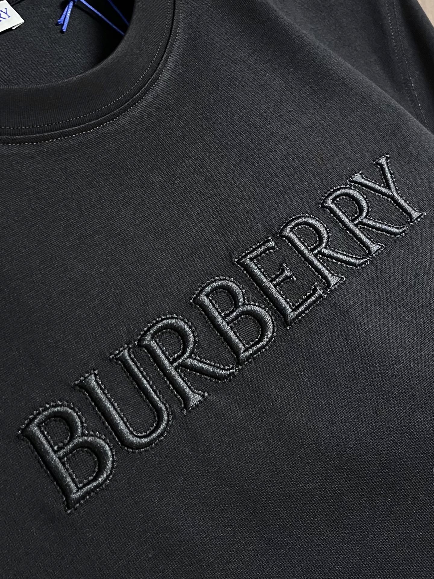 Burberry 标识刺绣圆领短袖T恤，采用纯棉面料匠心制作，面料舒适亲肤，透气吸汗，胸口使用品牌标识刺