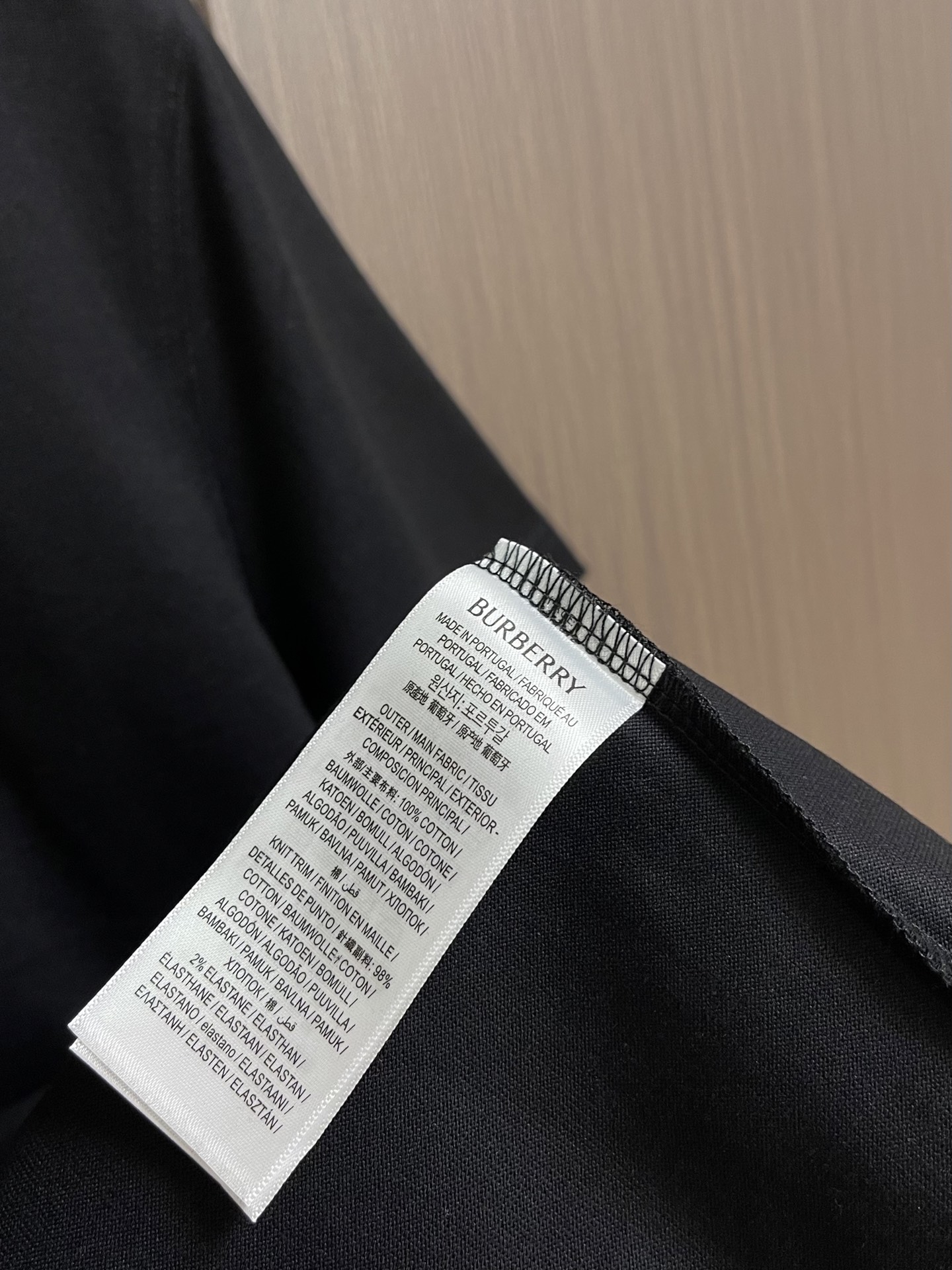 Burberry 标识刺绣圆领短袖T恤，采用纯棉面料匠心制作，面料舒适亲肤，透气吸汗，胸口使用品牌标识刺