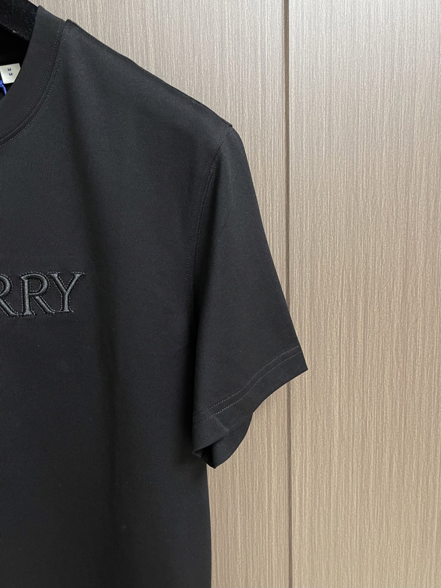 Burberry 标识刺绣圆领短袖T恤，采用纯棉面料匠心制作，面料舒适亲肤，透气吸汗，胸口使用品牌标识刺