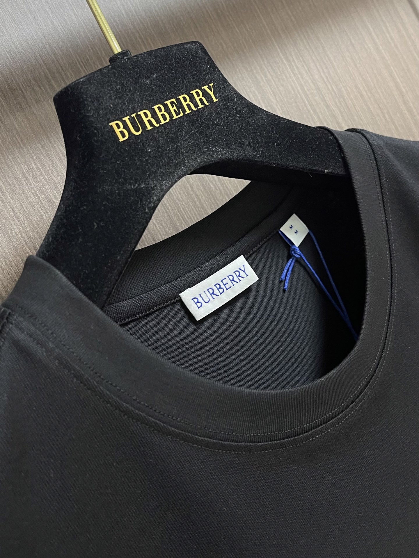 Burberry 标识刺绣圆领短袖T恤，采用纯棉面料匠心制作，面料舒适亲肤，透气吸汗，胸口使用品牌标识刺